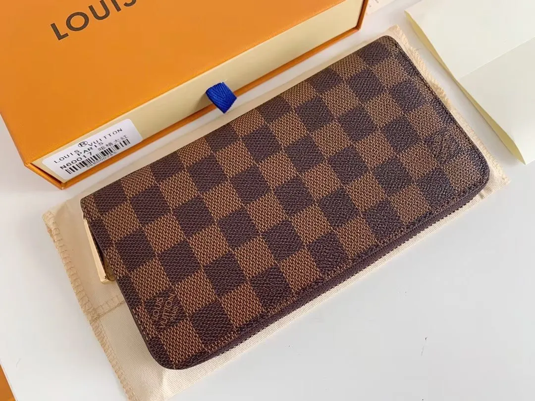 P100💰 💎M60017 inner color ❤️ brown powder ZIPPY zipper wallet. The Zippy wallet pays homage to Louis Vuitton's heritage of travel and trunk making, with a travel-style patch and Louis Vuitton logo. With its compact interior and simple design, this wallet is ideal for everyday use. Model M60017. Size: 19x10.