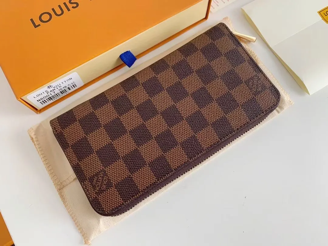P100💰 💎M60017 inner color ❤️ brown powder ZIPPY zipper wallet. The Zippy wallet pays homage to Louis Vuitton's heritage of travel and trunk making, with a travel-style patch and Louis Vuitton logo. With its compact interior and simple design, this wallet is ideal for everyday use. Model M60017. Size: 19x10.