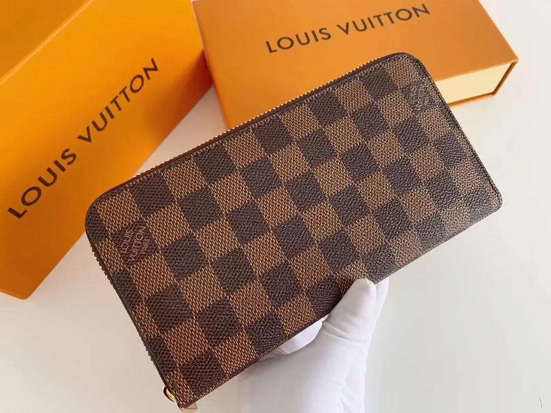 P100💰 💎M60017 inner color ❤️ brown powder ZIPPY zipper wallet. The Zippy wallet pays homage to Louis Vuitton's heritage of travel and trunk making, with a travel-style patch and Louis Vuitton logo. With its compact interior and simple design, this wallet is ideal for everyday use. Model M60017. Size: 19x10.