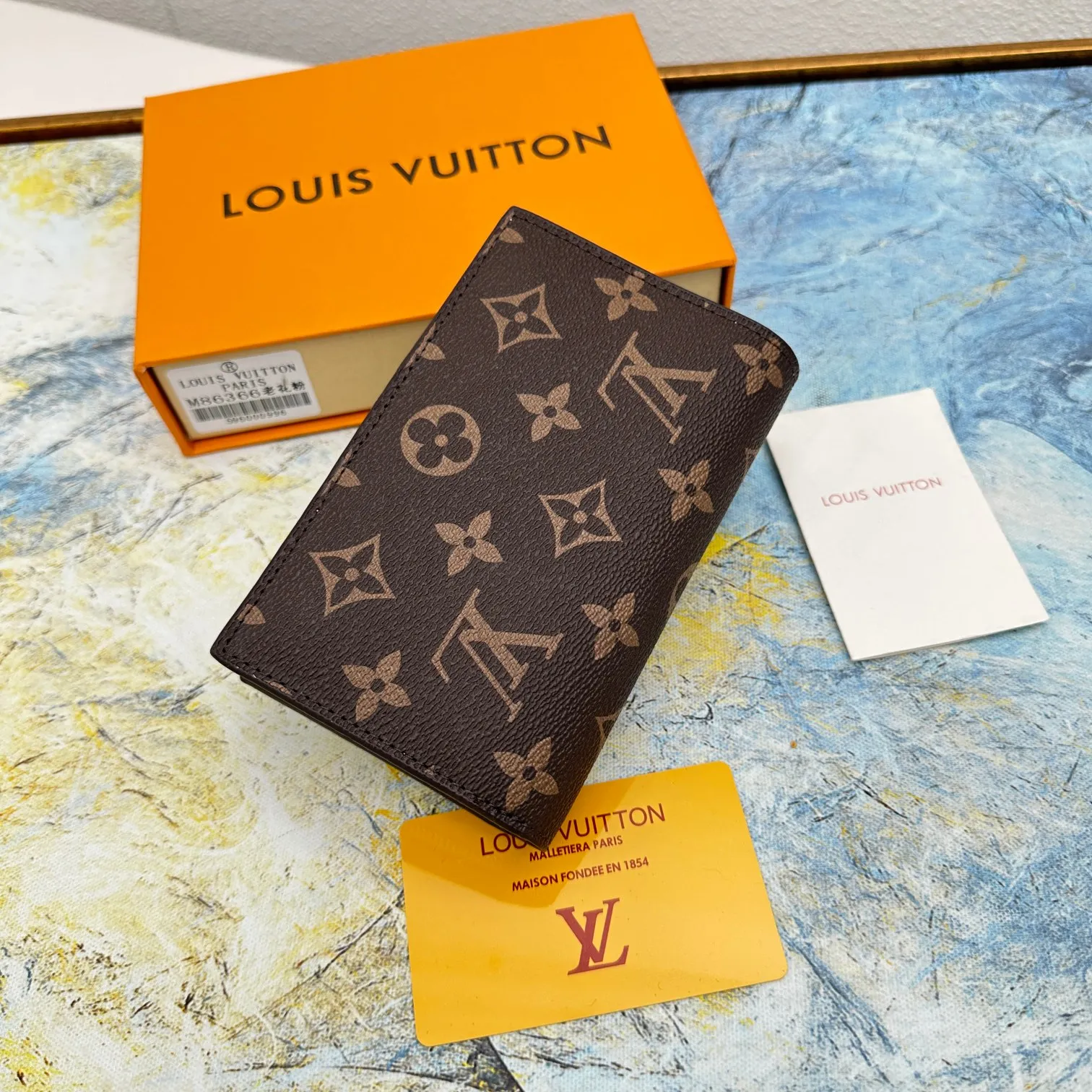 💰140 💎Top original version 🇫🇷 This multi-style plaid wallet is made of canvas and can carry credit cards, banknotes, and money. The eye-catching buckle is engraved with the Louis Vuitton signature, and the gorgeous gold-toned brass rivets add sophistication. Model: M86366 Size: 13x9cm
