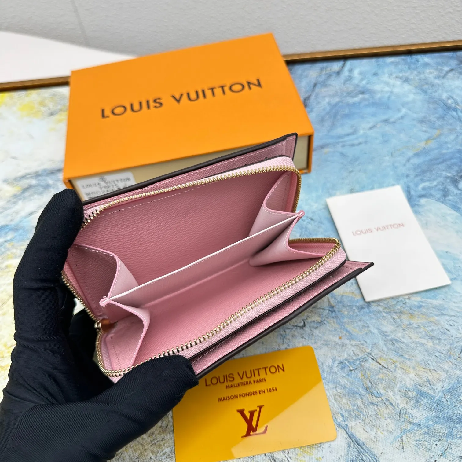 💰140 💎Top original version 🇫🇷 This multi-style plaid wallet is made of canvas and can carry credit cards, banknotes, and money. The eye-catching buckle is engraved with the Louis Vuitton signature, and the gorgeous gold-toned brass rivets add sophistication. Model: M86366 Size: 13x9cm