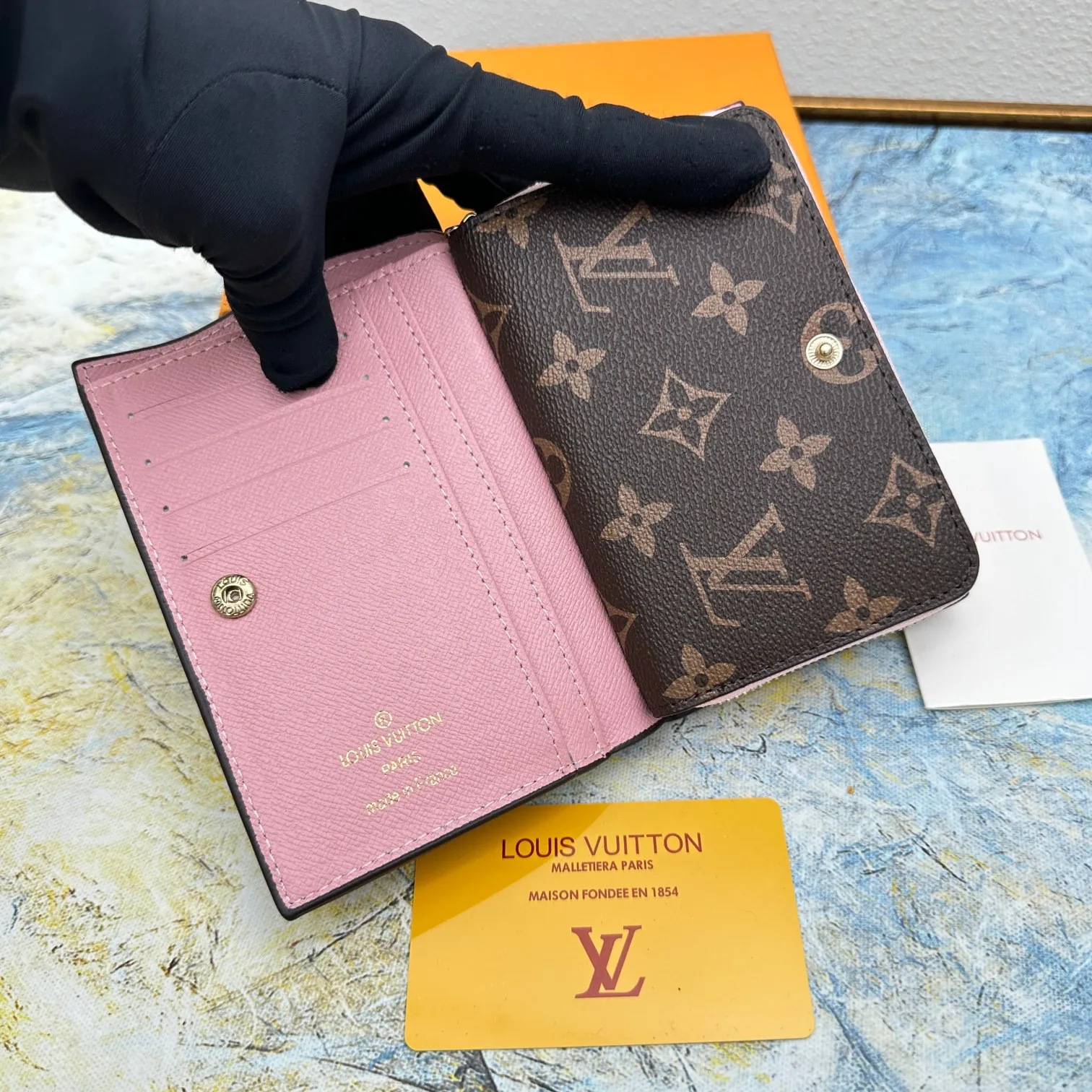 💰140 💎Top original version 🇫🇷 This multi-style plaid wallet is made of canvas and can carry credit cards, banknotes, and money. The eye-catching buckle is engraved with the Louis Vuitton signature, and the gorgeous gold-toned brass rivets add sophistication. Model: M86366 Size: 13x9cm