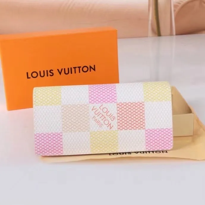 P140💰Model: 63212 Checkered Sky Blue New 2024 Spring and Summer The latest model of this pocket wallet combines the elegance of Damier Graphite canvas with the delicate texture of Epi leather, with stripes emblazoned with the Louis Vuitton logo. The elegant design can accommodate credit cards, banknotes and receipts, making it suitable for daily carrying or gift giving. Epi leather and Damier Graphite coated sail. Textile cowhide trimmed cowhide lining, card compartment, inner pocket, outer patch pocket. This product is produced in one of France, Spain, Italy and the United States; long clip size 11×19×2cm 62665 63212.