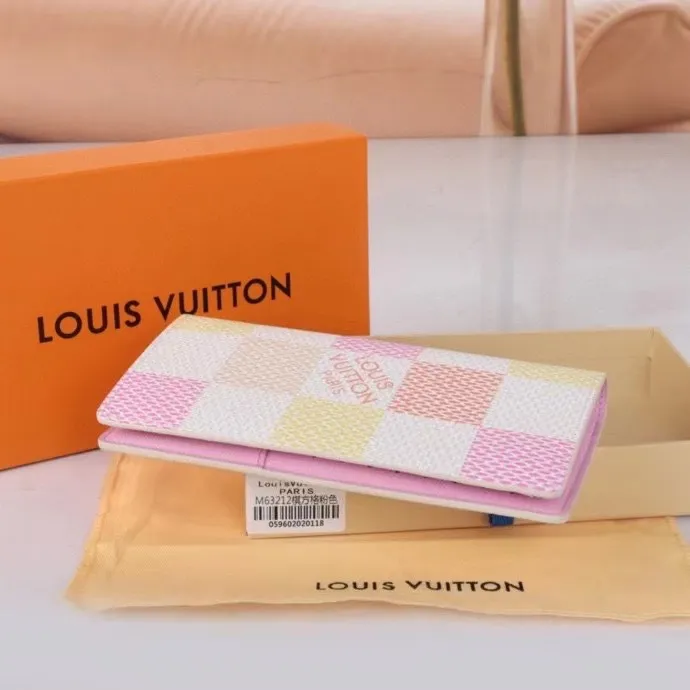 P140💰Model: 63212 Checkered Sky Blue New 2024 Spring and Summer The latest model of this pocket wallet combines the elegance of Damier Graphite canvas with the delicate texture of Epi leather, with stripes emblazoned with the Louis Vuitton logo. The elegant design can accommodate credit cards, banknotes and receipts, making it suitable for daily carrying or gift giving. Epi leather and Damier Graphite coated sail. Textile cowhide trimmed cowhide lining, card compartment, inner pocket, outer patch pocket. This product is produced in one of France, Spain, Italy and the United States; long clip size 11×19×2cm 62665 63212.