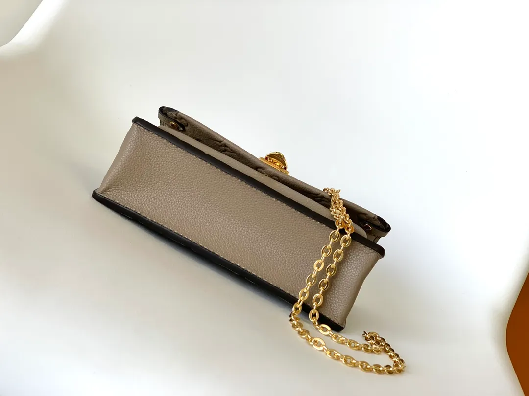 p680 M67839 black M69423 apricot top original order This Vavin wallet is made of Monogram Empreinte leather, and the lock comes from the Louis Vuitton hard box. The delicate embossed print complements the chain bag shape. Front pocket printed with Louis Vuitton in English, can store a mobile phone, inner pocket and compartment for easy access 19.0 x 12.5 x 4.0 cm (L x H x W) • Embossed cow leather • Cow leather lining • Large accordion compartment • Large zippered coin patch pocket • Internal patch pocket • Front patch pocket • Chain: removable • Chain half length: 53.0 cm