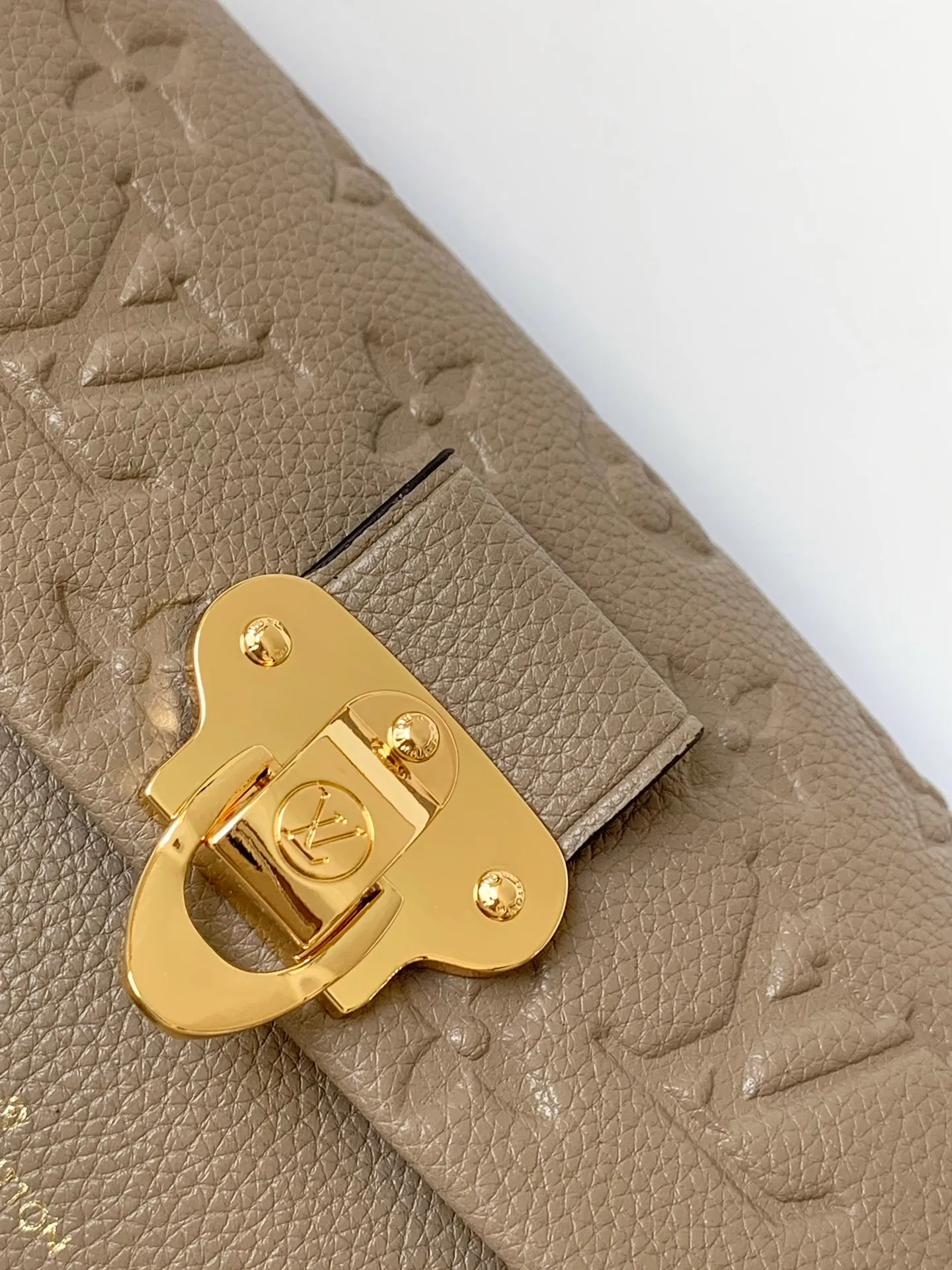 p680 M67839 black M69423 apricot top original order This Vavin wallet is made of Monogram Empreinte leather, and the lock comes from the Louis Vuitton hard box. The delicate embossed print complements the chain bag shape. Front pocket printed with Louis Vuitton in English, can store a mobile phone, inner pocket and compartment for easy access 19.0 x 12.5 x 4.0 cm (L x H x W) • Embossed cow leather • Cow leather lining • Large accordion compartment • Large zippered coin patch pocket • Internal patch pocket • Front patch pocket • Chain: removable • Chain half length: 53.0 cm