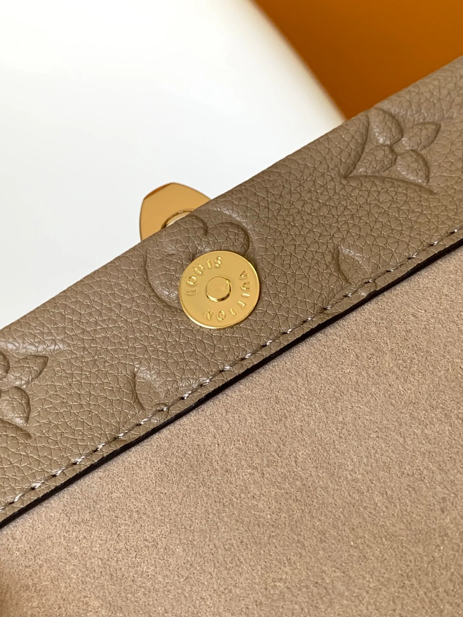 p680 M67839 black M69423 apricot top original order This Vavin wallet is made of Monogram Empreinte leather, and the lock comes from the Louis Vuitton hard box. The delicate embossed print complements the chain bag shape. Front pocket printed with Louis Vuitton in English, can store a mobile phone, inner pocket and compartment for easy access 19.0 x 12.5 x 4.0 cm (L x H x W) • Embossed cow leather • Cow leather lining • Large accordion compartment • Large zippered coin patch pocket • Internal patch pocket • Front patch pocket • Chain: removable • Chain half length: 53.0 cm