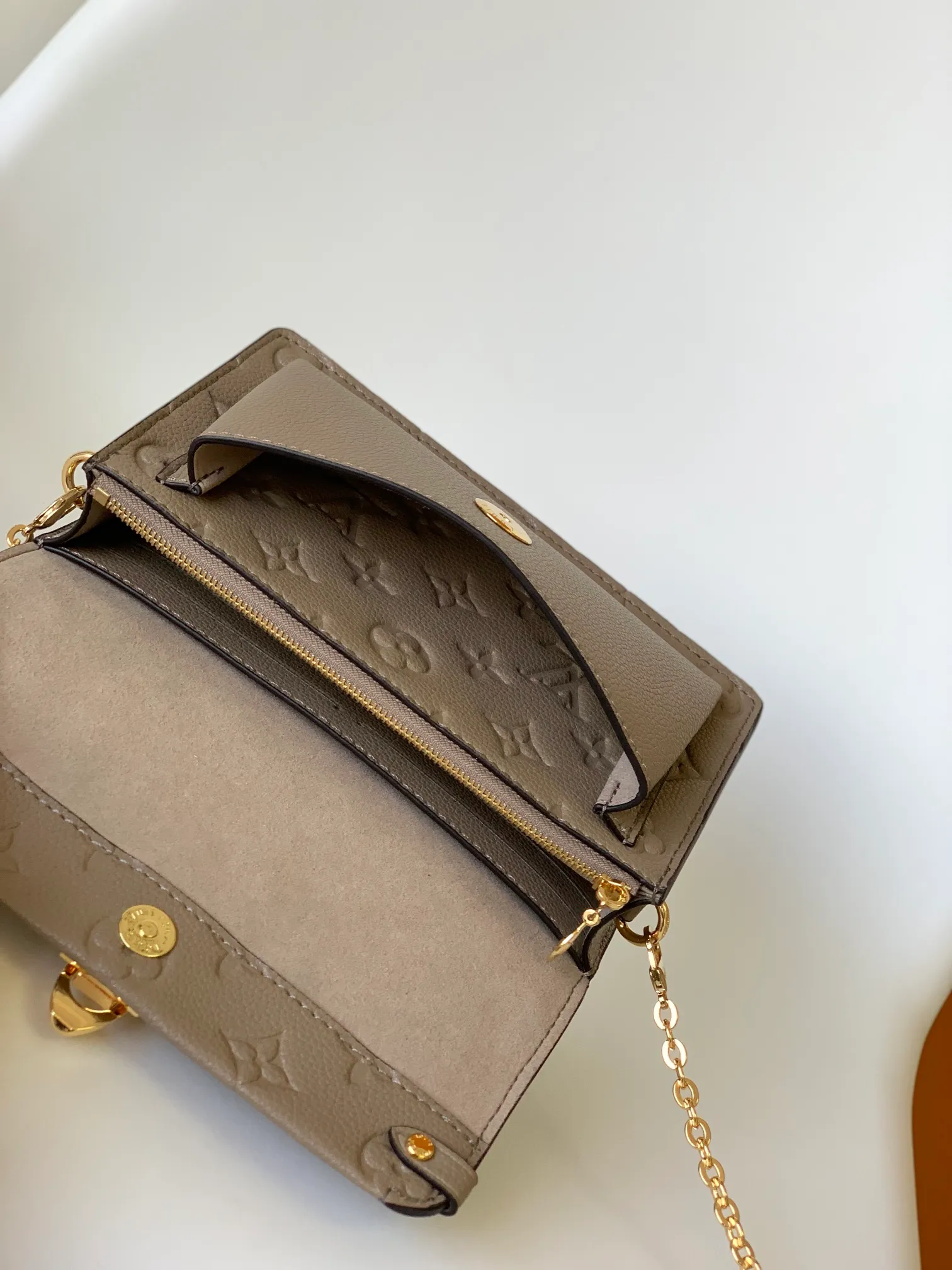 p680 M67839 black M69423 apricot top original order This Vavin wallet is made of Monogram Empreinte leather, and the lock comes from the Louis Vuitton hard box. The delicate embossed print complements the chain bag shape. Front pocket printed with Louis Vuitton in English, can store a mobile phone, inner pocket and compartment for easy access 19.0 x 12.5 x 4.0 cm (L x H x W) • Embossed cow leather • Cow leather lining • Large accordion compartment • Large zippered coin patch pocket • Internal patch pocket • Front patch pocket • Chain: removable • Chain half length: 53.0 cm