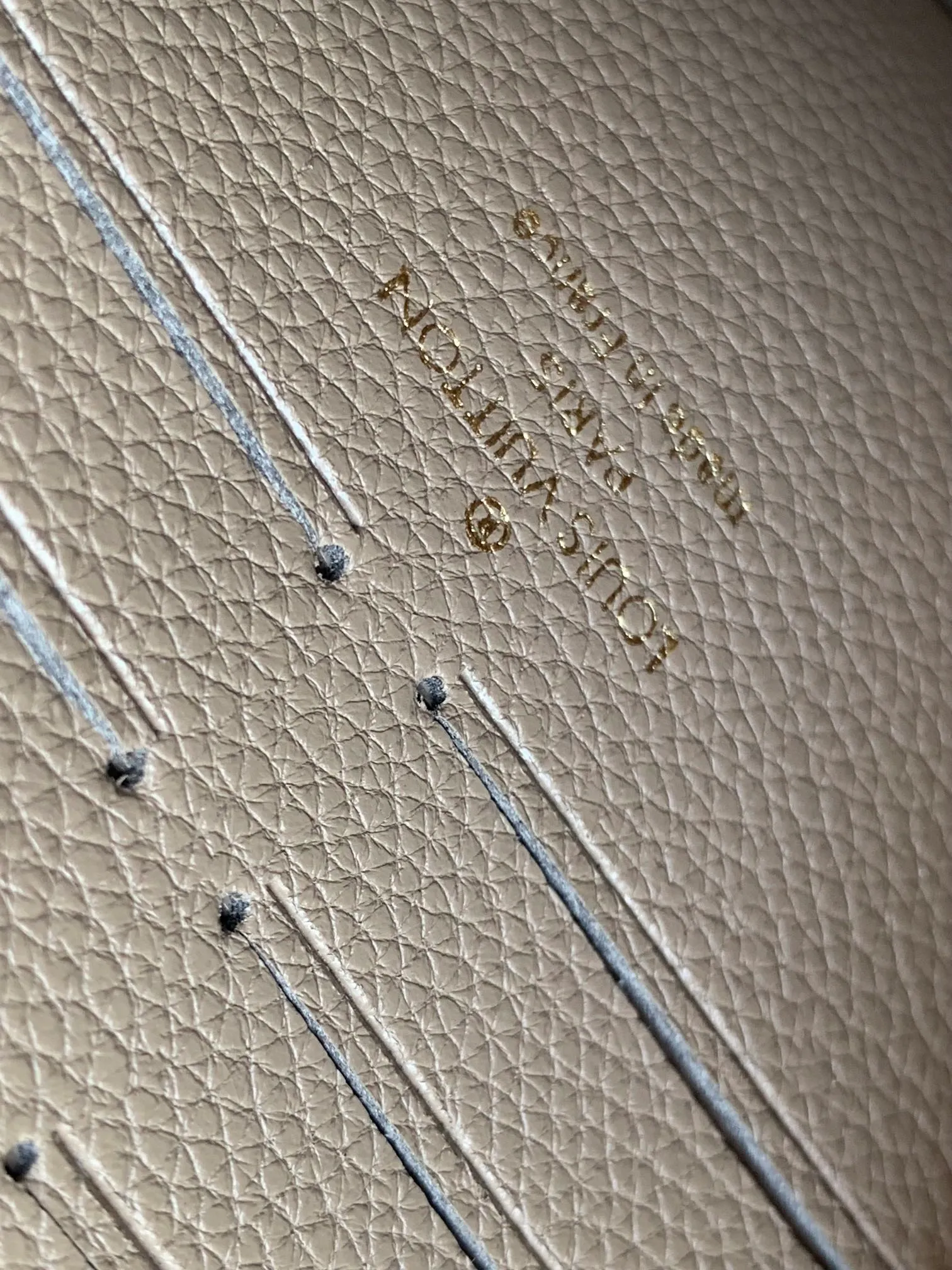 p680 M67839 black M69423 apricot top original order This Vavin wallet is made of Monogram Empreinte leather, and the lock comes from the Louis Vuitton hard box. The delicate embossed print complements the chain bag shape. Front pocket printed with Louis Vuitton in English, can store a mobile phone, inner pocket and compartment for easy access 19.0 x 12.5 x 4.0 cm (L x H x W) • Embossed cow leather • Cow leather lining • Large accordion compartment • Large zippered coin patch pocket • Internal patch pocket • Front patch pocket • Chain: removable • Chain half length: 53.0 cm