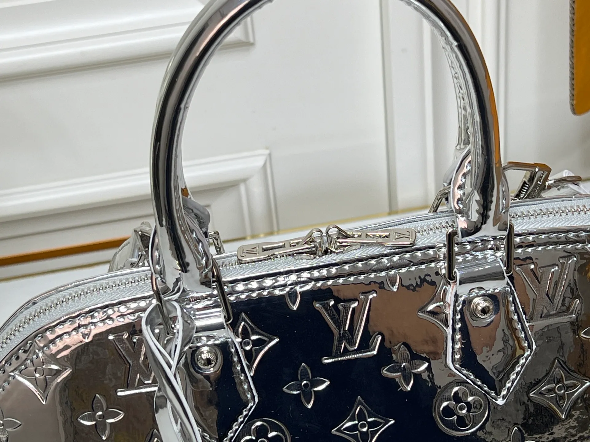 Batch 320💰M11835 M53151 The Alma large handbag of the LVSki series draws inspiration from the Louis Vuitton archive hard box. The large Monogram embossed coated canvas renders the new Monogram Miroir effect, highlighting the concept of retro futurism. Spacious interior patch pockets ensure organized storage. Size: 39x30x19cm