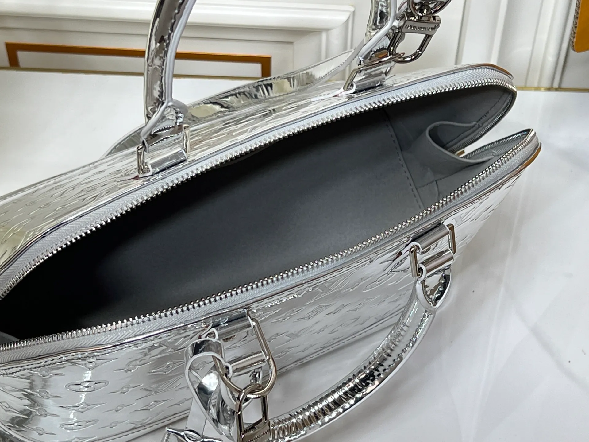 Batch 320💰M11835 M53151 The Alma large handbag of the LVSki series draws inspiration from the Louis Vuitton archive hard box. The large Monogram embossed coated canvas renders the new Monogram Miroir effect, highlighting the concept of retro futurism. Spacious interior patch pockets ensure organized storage. Size: 39x30x19cm