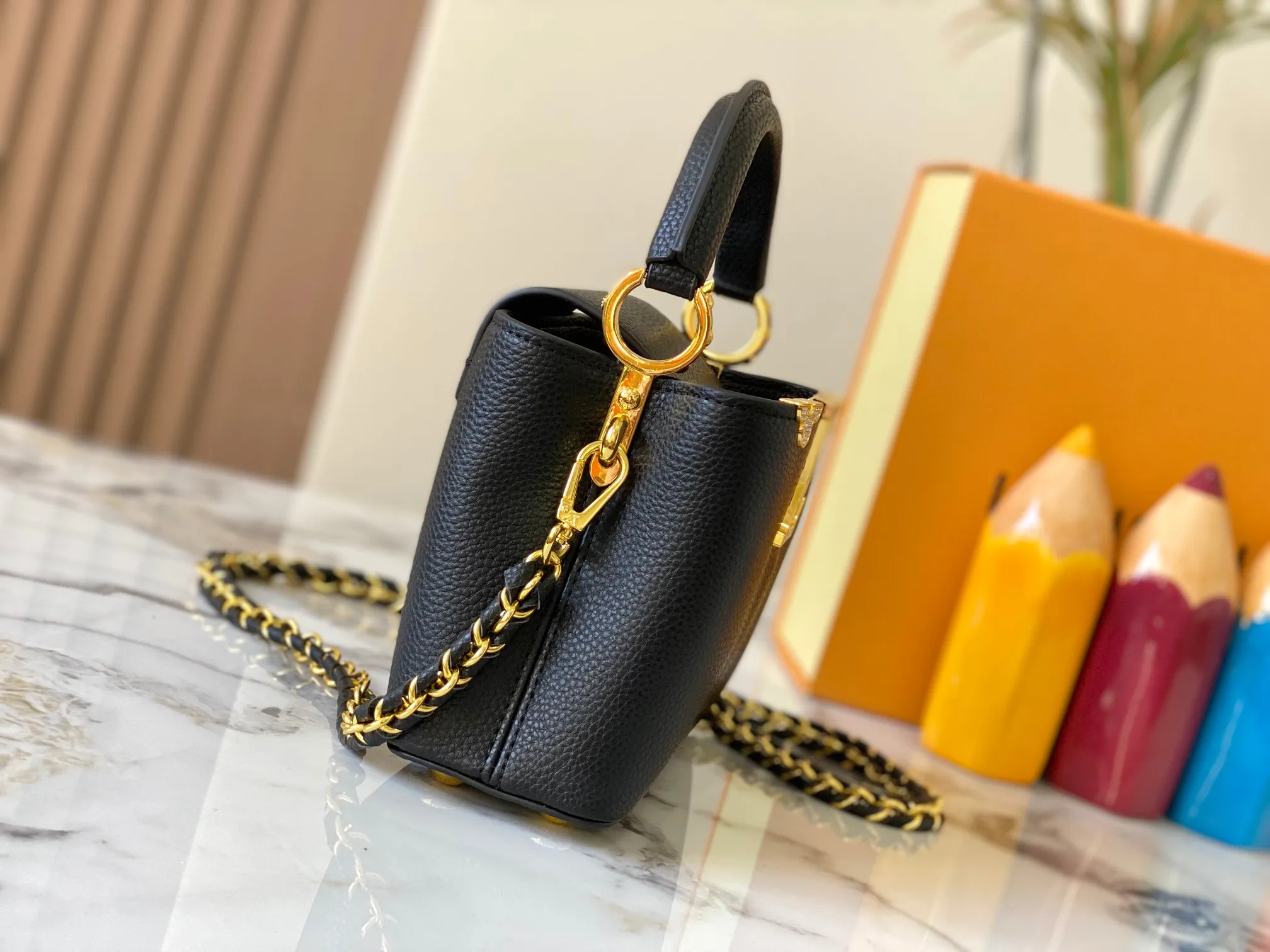 Top original P440 Guangzhou product M24583 black gold and diamond corolla🔺This Capucines Flower Crown handbag is made of full-grain Taurillon leather embellished with Monogram flowers. Each flower is shaped by exquisite crystal diamonds. The LV logo and flowers echo each other, making this feminine handbag reveal a jewel-like luster. Use the detachable shoulder strap cleverly and switch between shoulder and crossbody at will♠️Size: 21 * 14 * 8 cm🥂