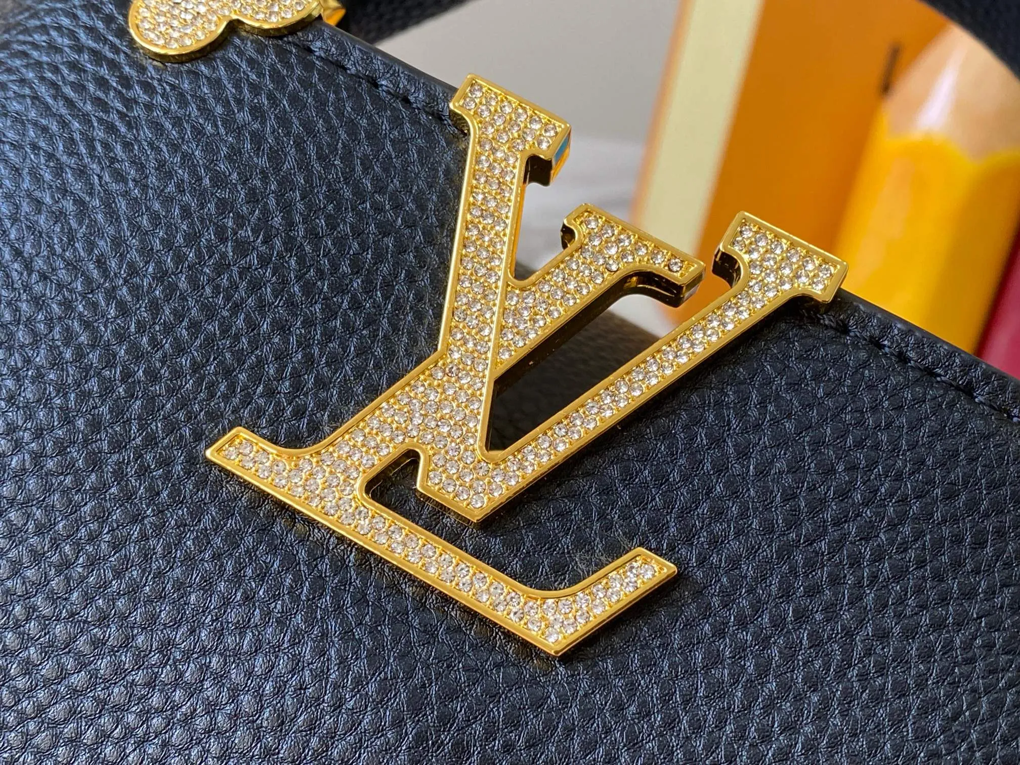Top original P440 Guangzhou product M24583 black gold and diamond corolla🔺This Capucines Flower Crown handbag is made of full-grain Taurillon leather embellished with Monogram flowers. Each flower is shaped by exquisite crystal diamonds. The LV logo and flowers echo each other, making this feminine handbag reveal a jewel-like luster. Use the detachable shoulder strap cleverly and switch between shoulder and crossbody at will♠️Size: 21 * 14 * 8 cm🥂