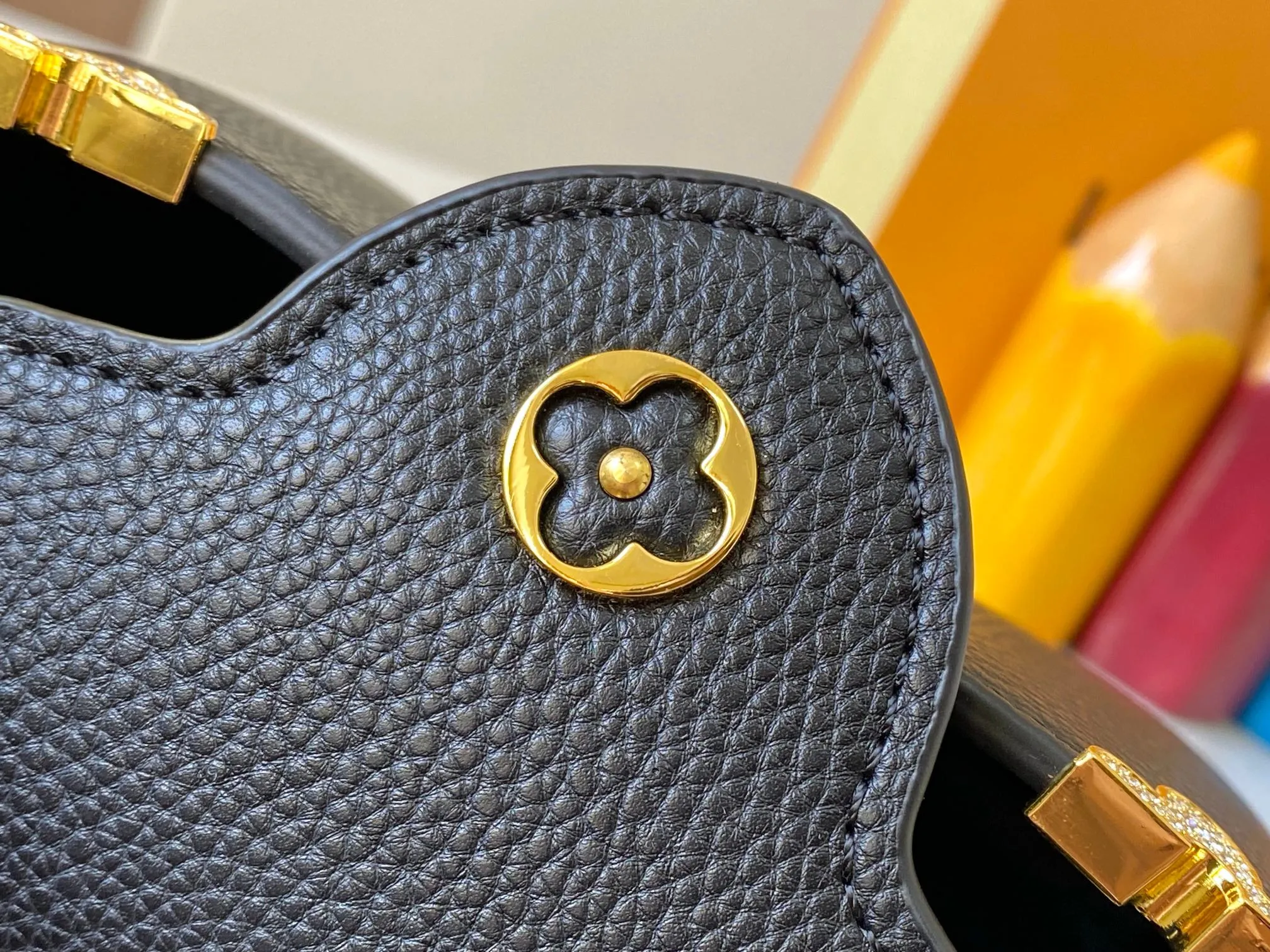 Top original P440 Guangzhou product M24583 black gold and diamond corolla🔺This Capucines Flower Crown handbag is made of full-grain Taurillon leather embellished with Monogram flowers. Each flower is shaped by exquisite crystal diamonds. The LV logo and flowers echo each other, making this feminine handbag reveal a jewel-like luster. Use the detachable shoulder strap cleverly and switch between shoulder and crossbody at will♠️Size: 21 * 14 * 8 cm🥂