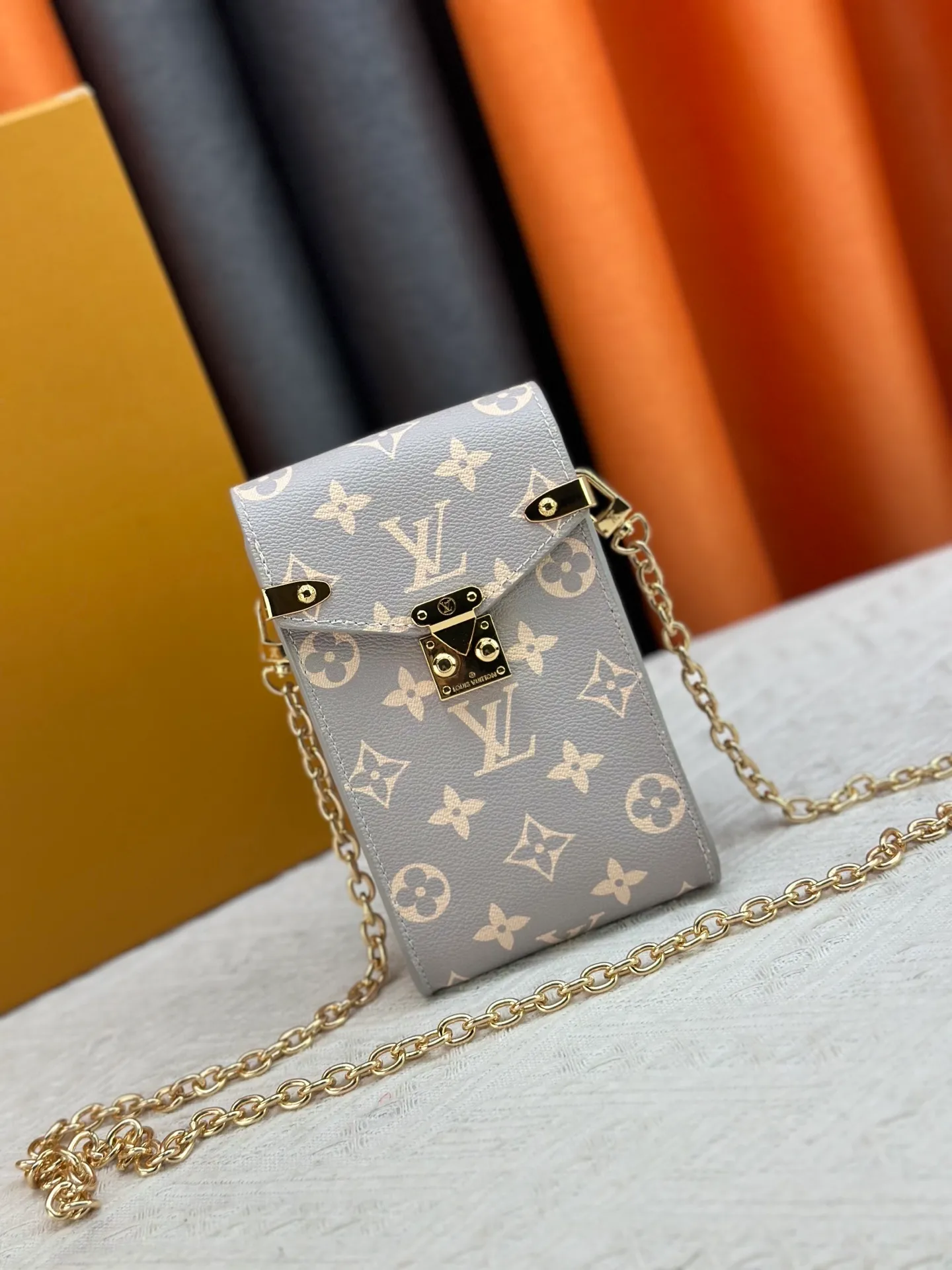 P220 upgraded version [Official latest model] [Real shot] M13572 This Métis mobile phone bag M82465 camera bag takes inspiration from Louis Vuitton's classic luggage and uses a whole piece of Monogram canvas to cut out an exquisite configuration. The S-lock clasp and metal corners speak of the brand's long tradition of boxmaking. Attach the removable chain to instantly be hands-free. Dimensions: 10.4 x 17.5 x 4.0 cm (length x height x width)