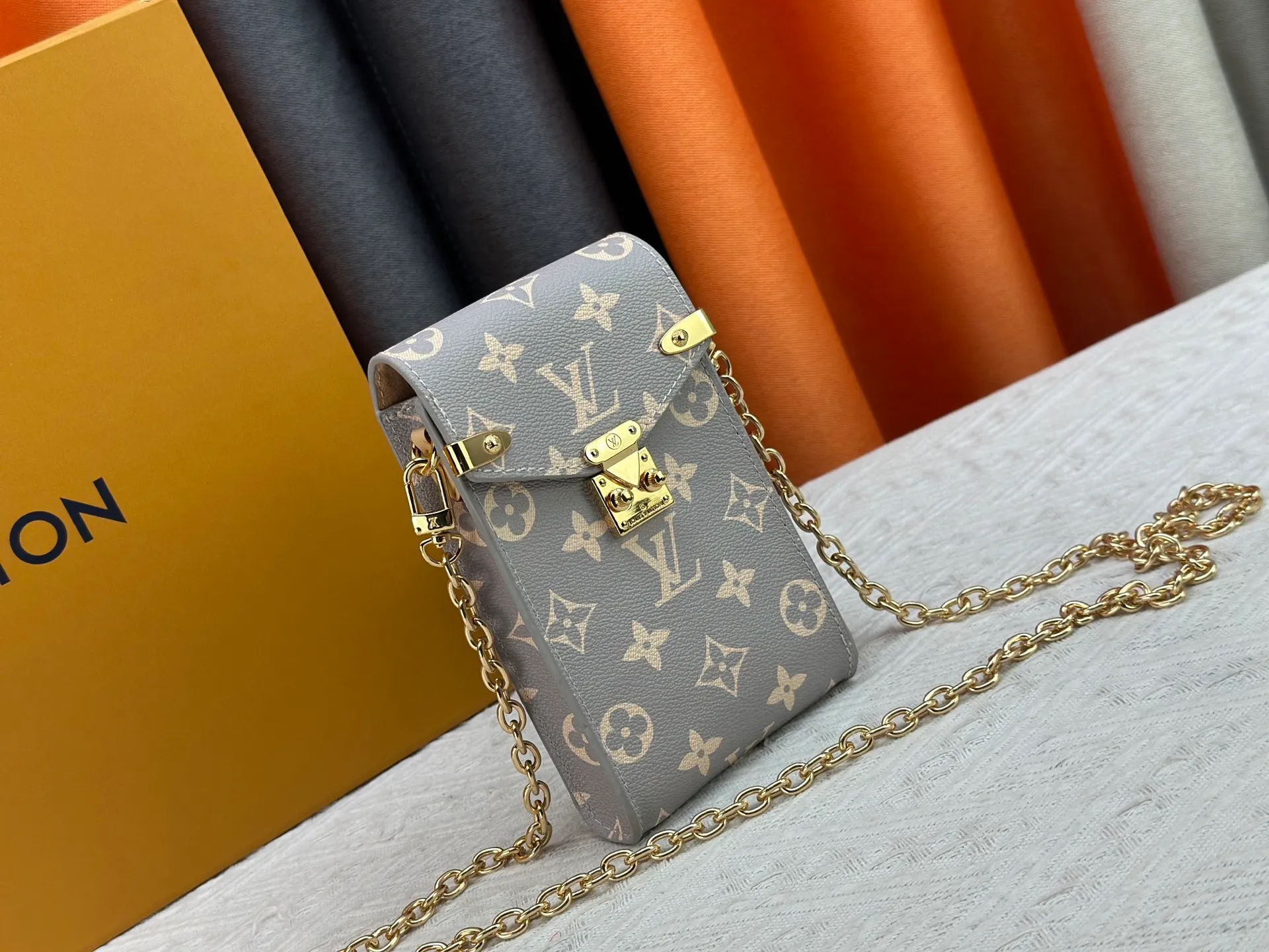 P220 upgraded version [Official latest model] [Real shot] M13572 This Métis mobile phone bag M82465 camera bag takes inspiration from Louis Vuitton's classic luggage and uses a whole piece of Monogram canvas to cut out an exquisite configuration. The S-lock clasp and metal corners speak of the brand's long tradition of boxmaking. Attach the removable chain to instantly be hands-free. Dimensions: 10.4 x 17.5 x 4.0 cm (length x height x width)