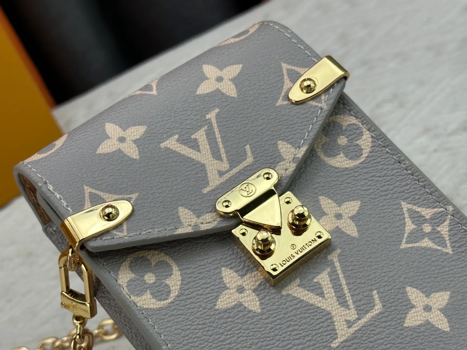 P220 upgraded version [Official latest model] [Real shot] M13572 This Métis mobile phone bag M82465 camera bag takes inspiration from Louis Vuitton's classic luggage and uses a whole piece of Monogram canvas to cut out an exquisite configuration. The S-lock clasp and metal corners speak of the brand's long tradition of boxmaking. Attach the removable chain to instantly be hands-free. Dimensions: 10.4 x 17.5 x 4.0 cm (length x height x width)