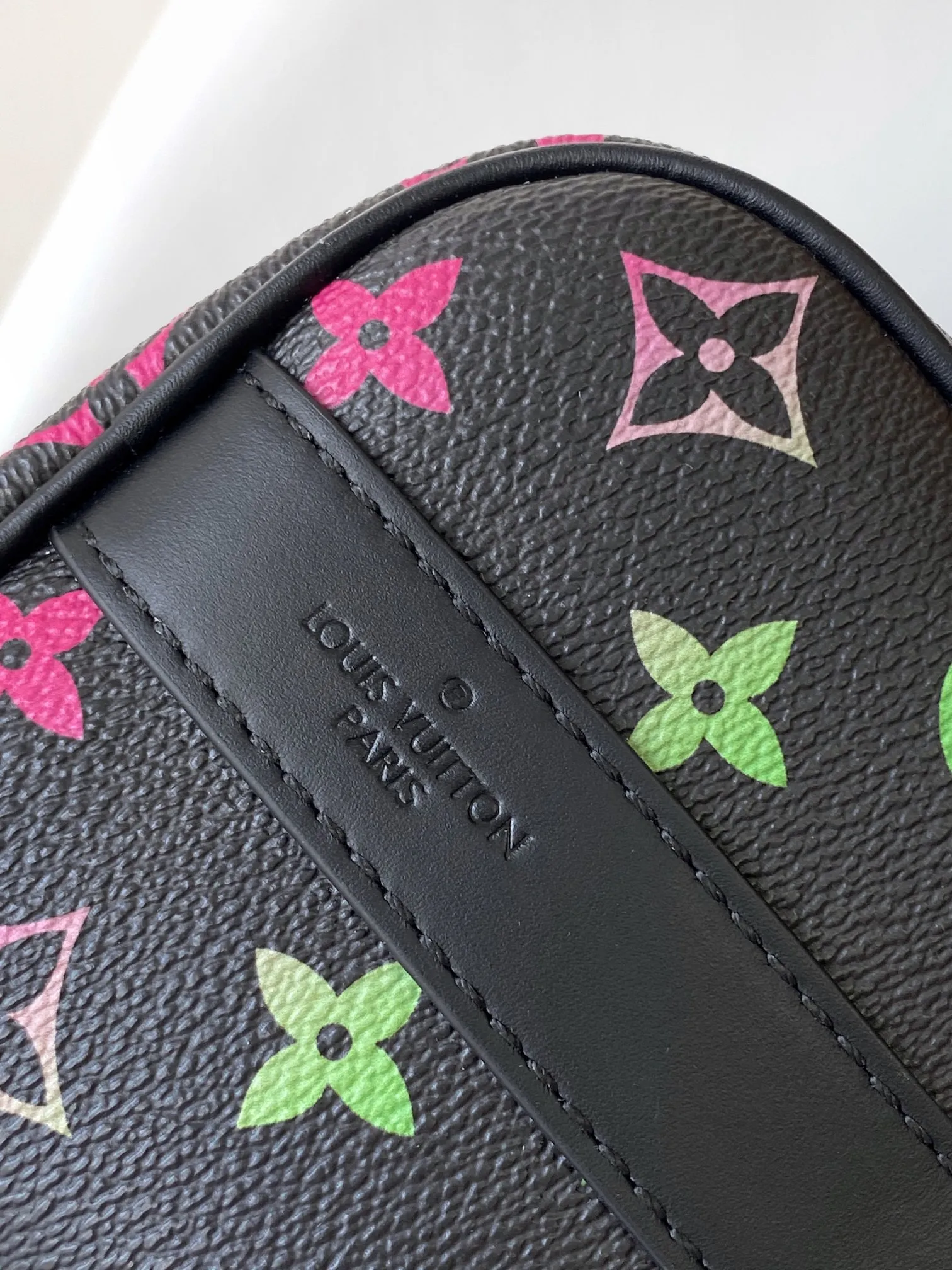 💰1020 Top Original 163C01 Chip】M13935 Top Original M11591 M46271 Black Flower Pillow Bag This Keepall 25 handbag is made of Monogram Eclipse Reverse canvas, showing an elegant reinterpretation of Louis Vuitton's classic pattern. The reinforced straps and leather nameplate continue the iconic elements of the Keepall series, and the zipper closure keeps personal items safe and secure. Dimensions: 25.0 x 15.0 x 11.0cm (Length x Height x Width)