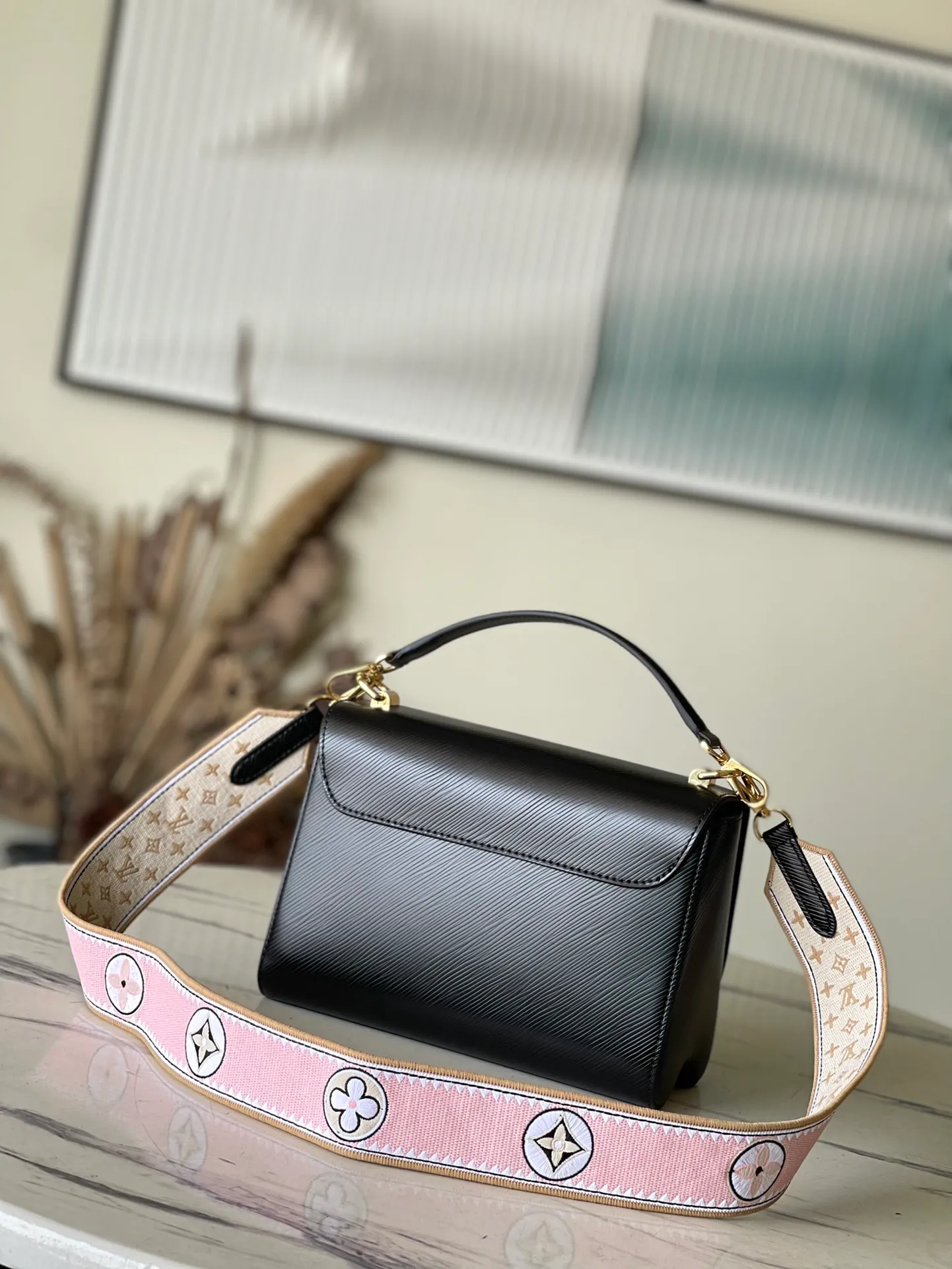 💰1160 (first-grain leather) top original order M22036 This medium-sized Twist handbag is equipped with an embroidered fabric shoulder strap, so that the pocket version of the classic Monogram flower and traditional Monogram pattern is decorated on two sides, supplemented by an Epi grain leather body, bringing out the midsummer wind of the season with the style of the 1970s. Cut wide for cross-body wear. Dimensions: 23 x 17 x 9.5 cm