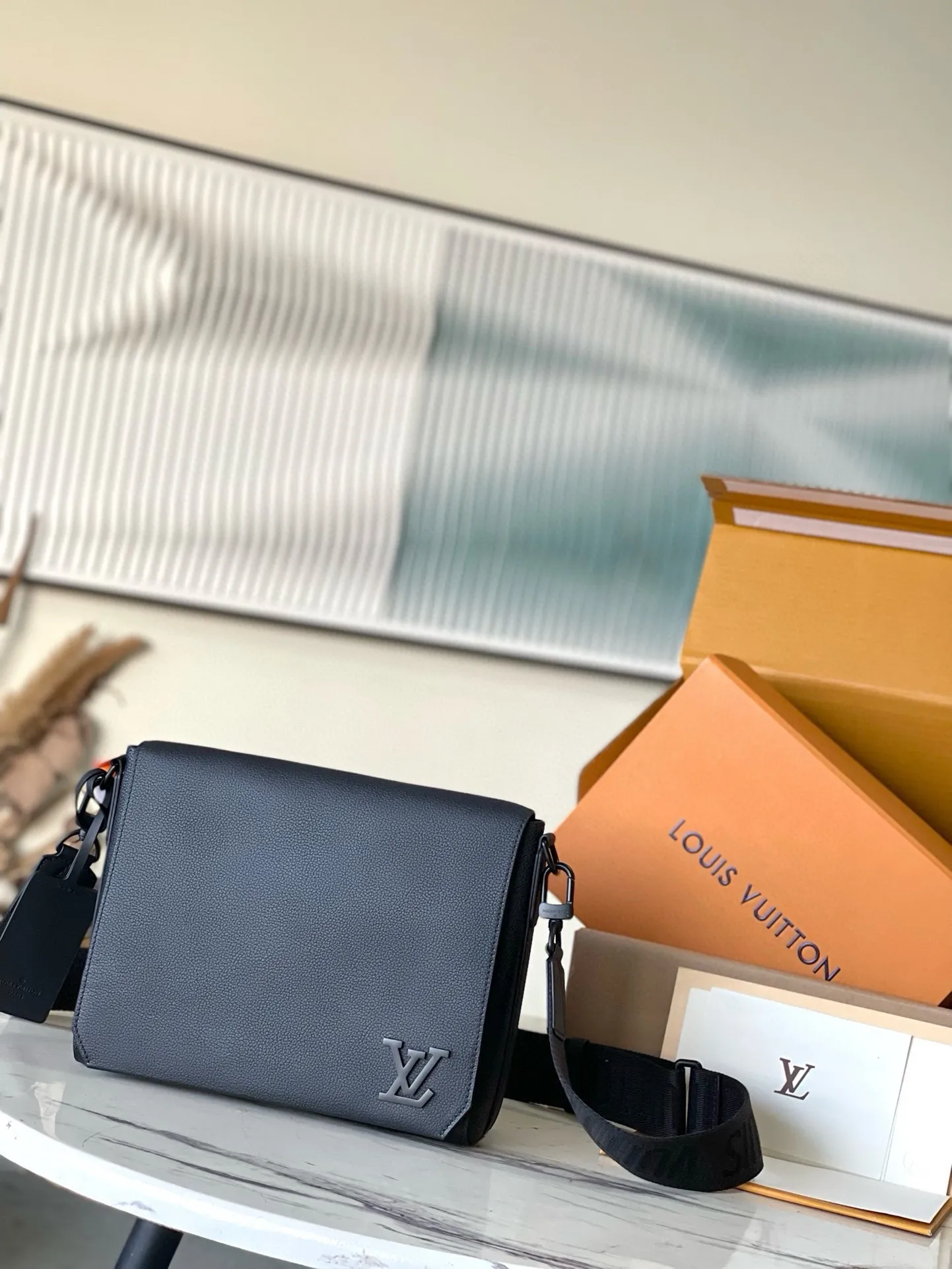 💰1120 (first-grain leather) top original order M57080 LV Aerogram messenger bag is full of trendy atmosphere with its minimalist design: the customizable labels on the fine cow leather surface are like stamps on old aviation letterheads, the right-angled flap opens the internal space, which can accommodate mobile phones, tablets and documents, and the zippered back pocket securely stores valuables. Size: 28×24×10cm