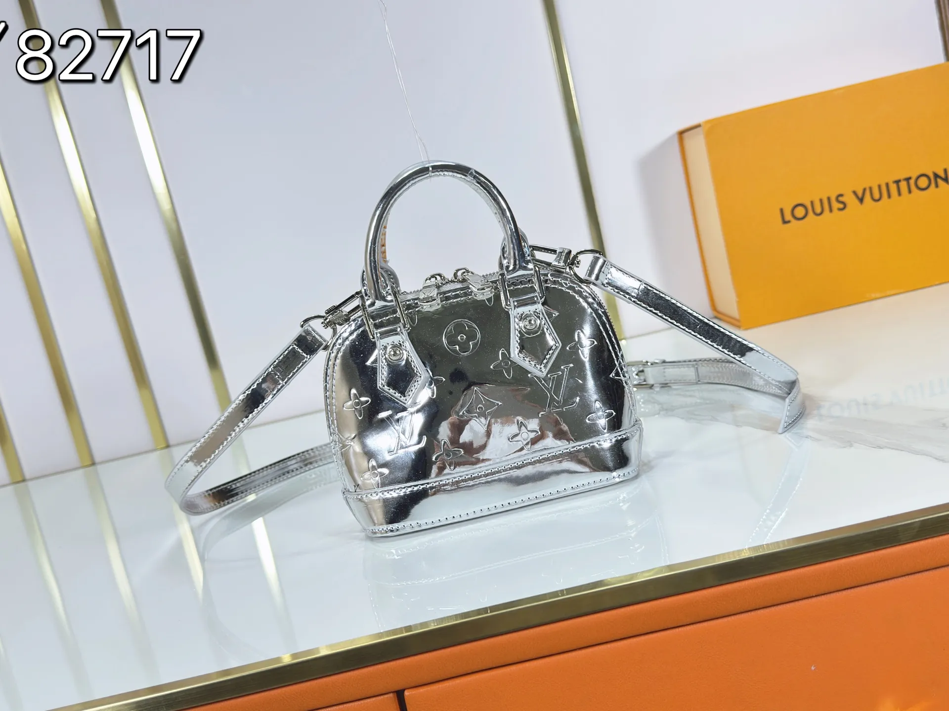 P220 upgraded original M26335 M82717 This Nano Alma handbag highlights the style of the LV Ski series with this season’s technological details. The Monogram Miroir weather-resistant canvas surface is dip-dyed in Silver tones and paired with matching hardware for a dazzling look. Inject retro-futuristic style into any outfit. An LV logo padlock and removable shoulder strap complete the look. Dimensions: 18 x 12 x 8 (cm) ((length x height x width)