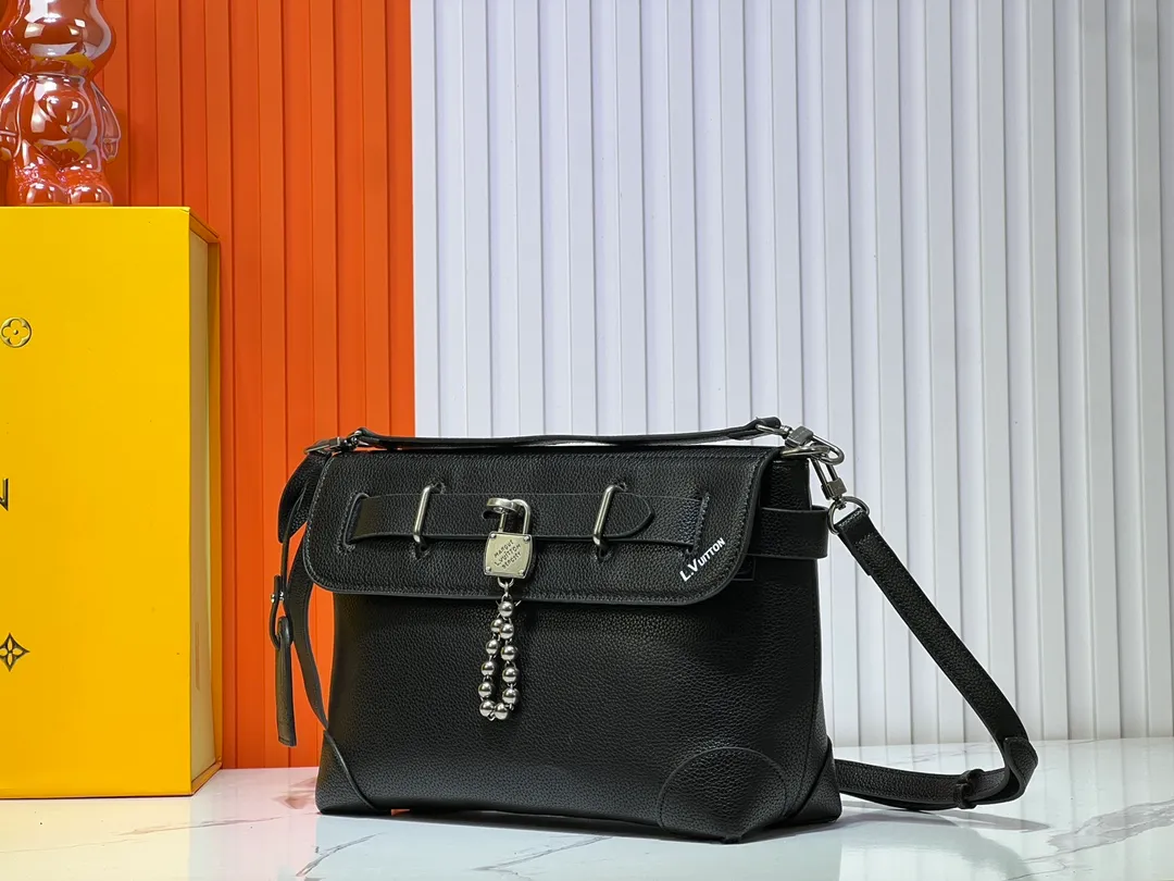 Batch 340💰Upgraded version M11607 Full leather black M11533 presbyopic gradient color This Steamer Crossbody handbag renews the classic design of the Steamer series. It is made of LVColorado fine-grained cow leather to create a rounded messenger bag configuration, achieving a comfortable carrying experience. The flip cover is embellished with the L.Vuitton logo, and the LV combination lock and bead chain decoration complete the whole. Dimensions: 30 × 20 × 10 cm