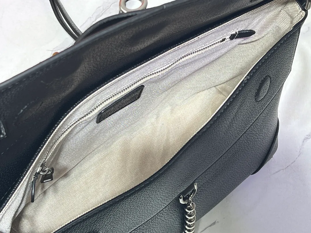 Batch 340💰Upgraded version M11607 Full leather black M11533 presbyopic gradient color This Steamer Crossbody handbag renews the classic design of the Steamer series. It is made of LVColorado fine-grained cow leather to create a rounded messenger bag configuration, achieving a comfortable carrying experience. The flip cover is embellished with the L.Vuitton logo, and the LV combination lock and bead chain decoration complete the whole. Dimensions: 30 × 20 × 10 cm