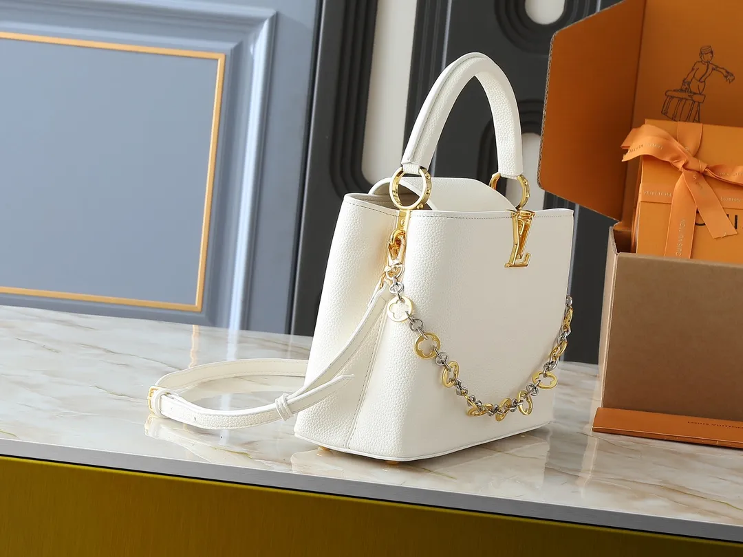 💰420💰Guangzhou goods Upgraded original M12935 M12936 M12937 M12938 This Capucines medium handbag is from the Chain On You series, using Taurillon cow leather to focus on the brand's ingenuity and fine craftsmanship. The jewelry-style double-plated chain is embellished with Monogram flowers, while rounded LV letters and hardware add sophisticated touches. Whether worn cross-body, hand-carried or shoulder-carried, it can display elegant style. Dimensions: 31.5 x 20.0 x 11.0 cm (length x height x width)