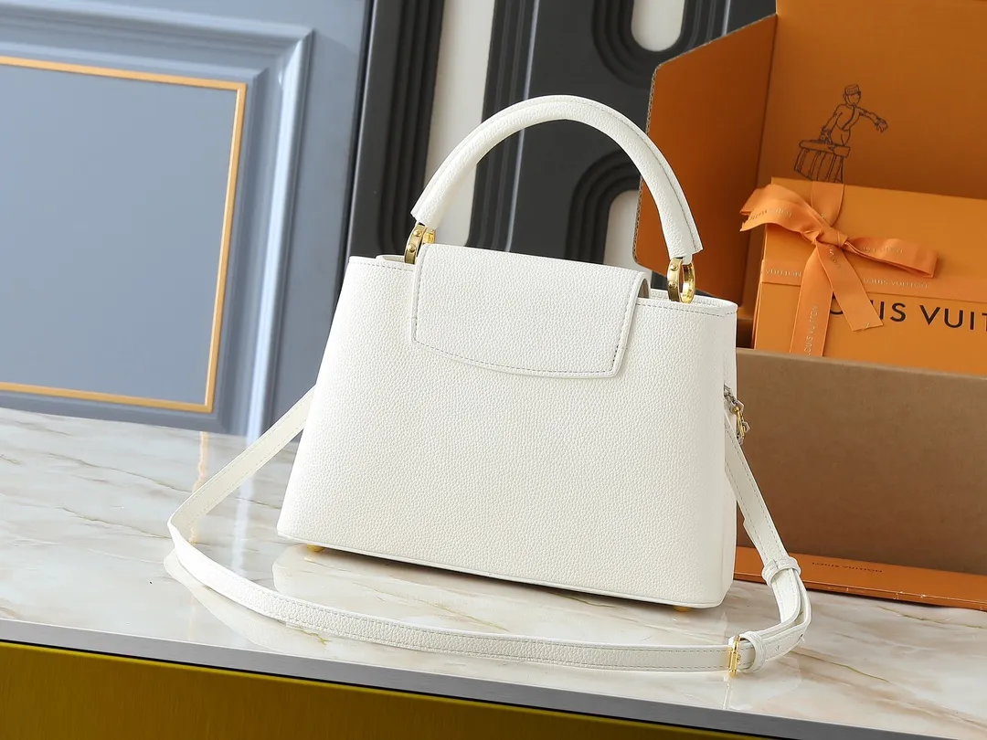 💰420💰Guangzhou goods Upgraded original M12935 M12936 M12937 M12938 This Capucines medium handbag is from the Chain On You series, using Taurillon cow leather to focus on the brand's ingenuity and fine craftsmanship. The jewelry-style double-plated chain is embellished with Monogram flowers, while rounded LV letters and hardware add sophisticated touches. Whether worn cross-body, hand-carried or shoulder-carried, it can display elegant style. Dimensions: 31.5 x 20.0 x 11.0 cm (length x height x width)