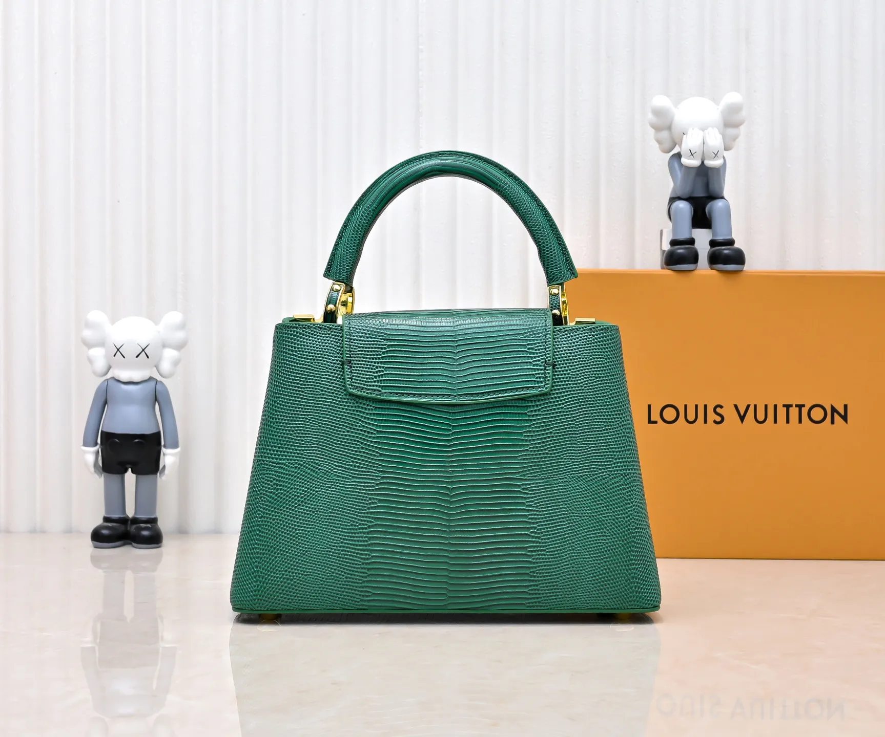 Top original P440 Guangzhou-made M12297 green lizard skin with gold diamond corolla 🔺This CapucinesBB handbag exquisitely combines the elegant lizard skin outer layer, delicate sheepskin lining and Yingze metal parts. The iconic flap makes two styles fashionable. The LV logo can be read on the inside and the Monogram flower blooms on the outside. It lights up the eye-catching corner for evening occasions and adds a personalized atmosphere to the wardrobe. Shine gorgeous style in day and night occasions.  Detailed features 27 x 18 x 9 cm (length x height x width)