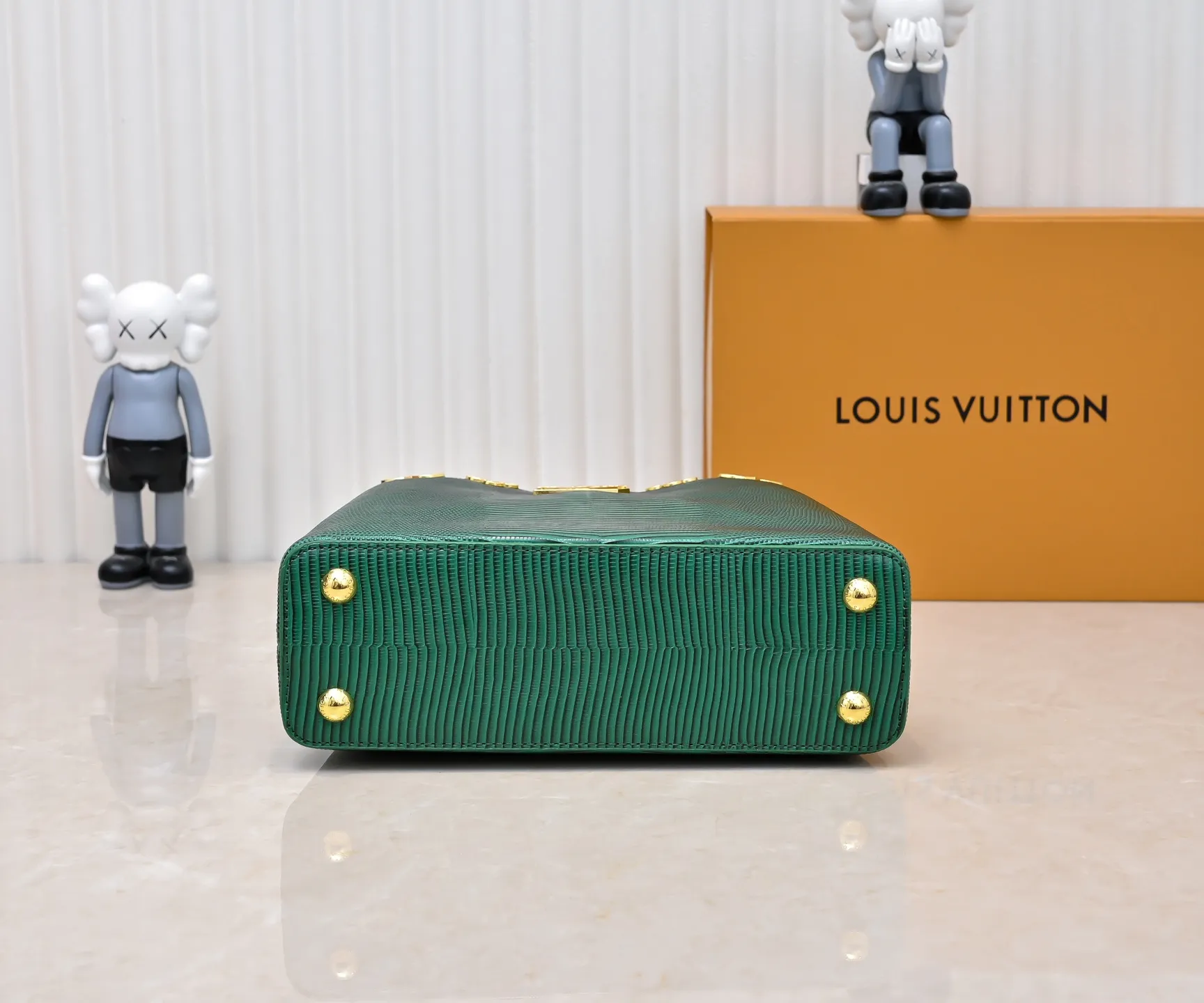 Top original P440 Guangzhou-made M12297 green lizard skin with gold diamond corolla 🔺This CapucinesBB handbag exquisitely combines the elegant lizard skin outer layer, delicate sheepskin lining and Yingze metal parts. The iconic flap makes two styles fashionable. The LV logo can be read on the inside and the Monogram flower blooms on the outside. It lights up the eye-catching corner for evening occasions and adds a personalized atmosphere to the wardrobe. Shine gorgeous style in day and night occasions.  Detailed features 27 x 18 x 9 cm (length x height x width)