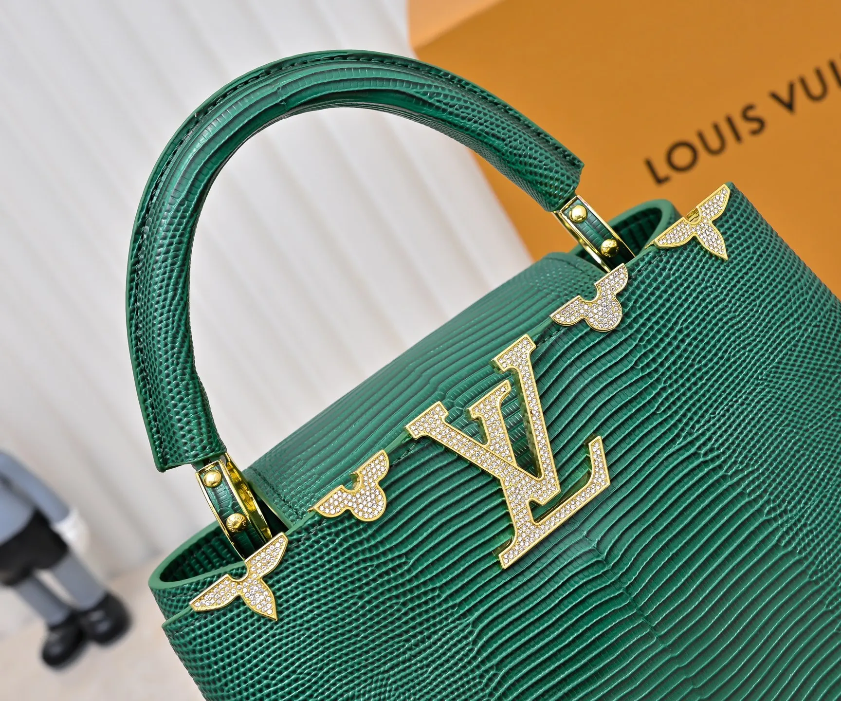 Top original P440 Guangzhou-made M12297 green lizard skin with gold diamond corolla 🔺This CapucinesBB handbag exquisitely combines the elegant lizard skin outer layer, delicate sheepskin lining and Yingze metal parts. The iconic flap makes two styles fashionable. The LV logo can be read on the inside and the Monogram flower blooms on the outside. It lights up the eye-catching corner for evening occasions and adds a personalized atmosphere to the wardrobe. Shine gorgeous style in day and night occasions.  Detailed features 27 x 18 x 9 cm (length x height x width)