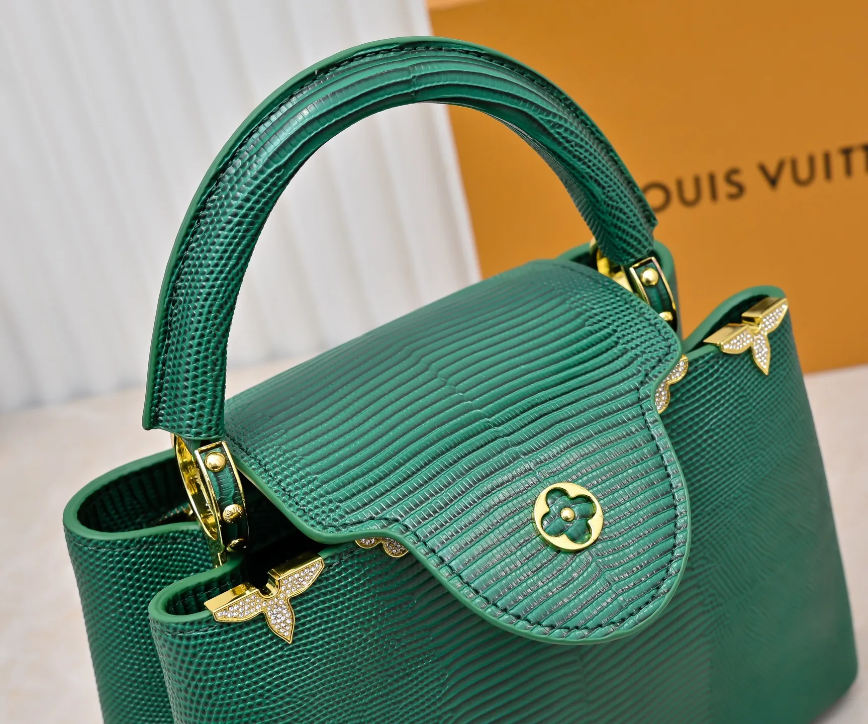 Top original P440 Guangzhou-made M12297 green lizard skin with gold diamond corolla 🔺This CapucinesBB handbag exquisitely combines the elegant lizard skin outer layer, delicate sheepskin lining and Yingze metal parts. The iconic flap makes two styles fashionable. The LV logo can be read on the inside and the Monogram flower blooms on the outside. It lights up the eye-catching corner for evening occasions and adds a personalized atmosphere to the wardrobe. Shine gorgeous style in day and night occasions.  Detailed features 27 x 18 x 9 cm (length x height x width)