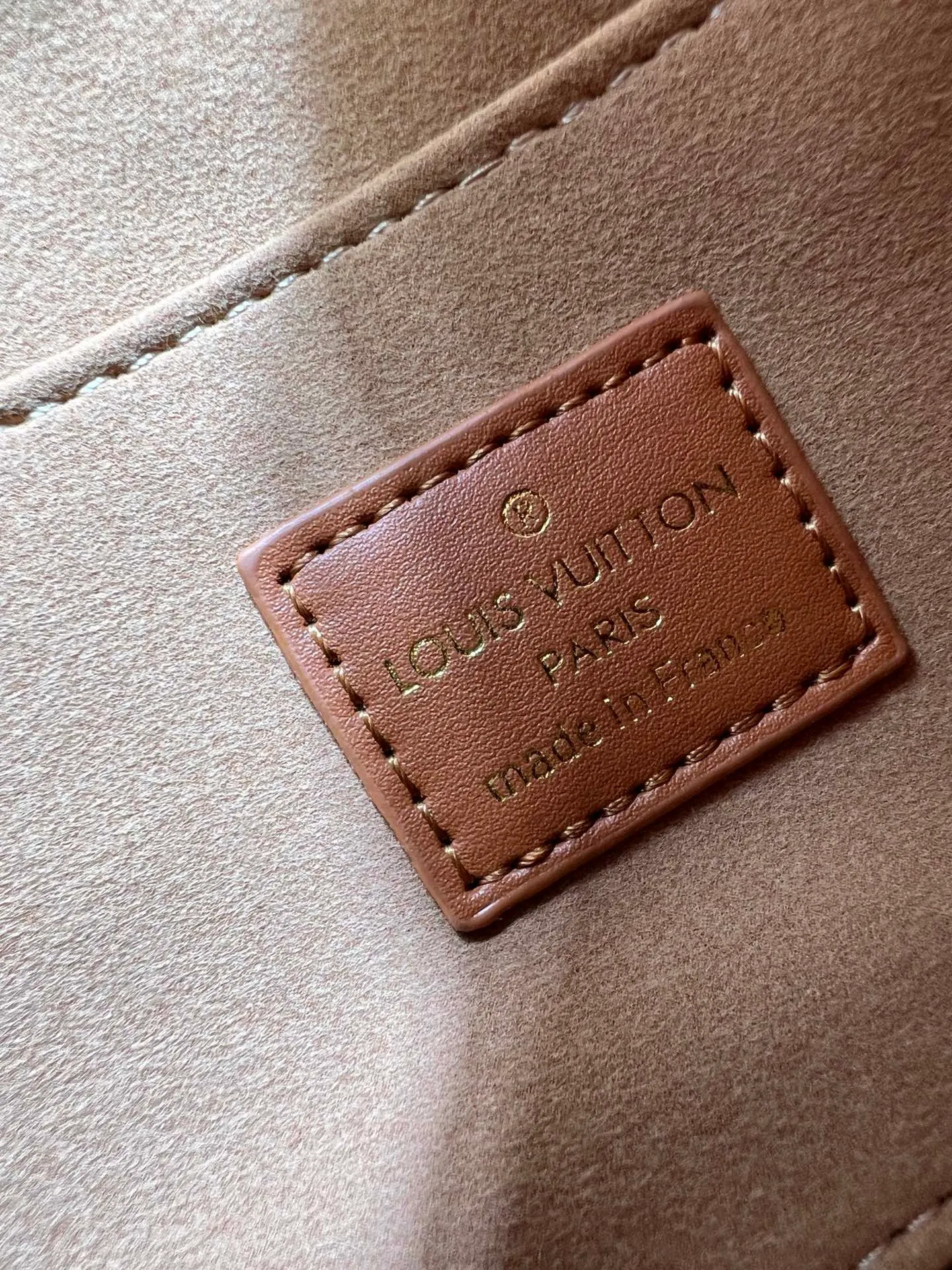 Batch 220💰Upgraded original M12174 This Pochette Sèvres belongs to the LV ski collection and is ready to shine in a "shiny" gun metal tone. It's crafted from signature Monogram Empreinte leather with pale gold hardware for an elegant contrast. The double zip closure features two pendants, one depicting an LV ring and the other displaying a crystal-embellished Monogram flower. Think of it as the perfect après-ski bag. Dimensions: 25 x 13 x 5 cm (length x height x width)