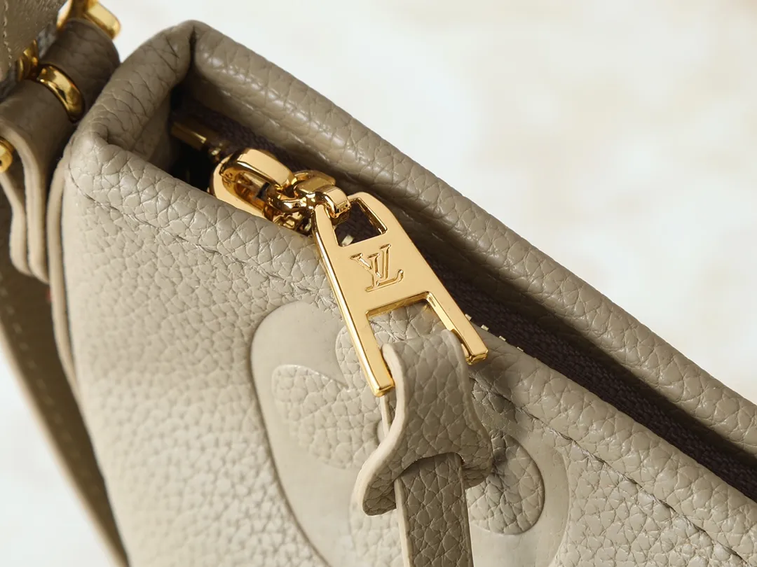 💰240💰Upgraded from the original M24141 M46288 M46293 M46277 M46298 M46203 CarryAll small handbag is made of Mono gram Empreinte embossed leather. It has a generous structure and a neat inner layer. The large inner bag adds functional elements. Comes with a Monogram embossed zipper clutch secured by a leather strap. A personal companion for urban life. Dimensions 29 x 24 x 12 cm (length x height x width)