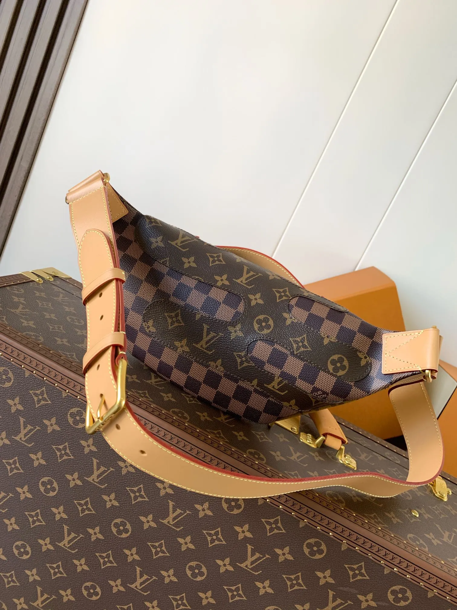 💰1180 Top original order M15271 Top original order Transcoding chip 163C This Rush waist bag is a deep Monogram canvas body embellished with Damier and Monogram Reverse embroidery patches, making the unique pattern pop out. The adjustable shoulder strap enables you to switch between waist, shoulder or cross-body wear. 30 cm