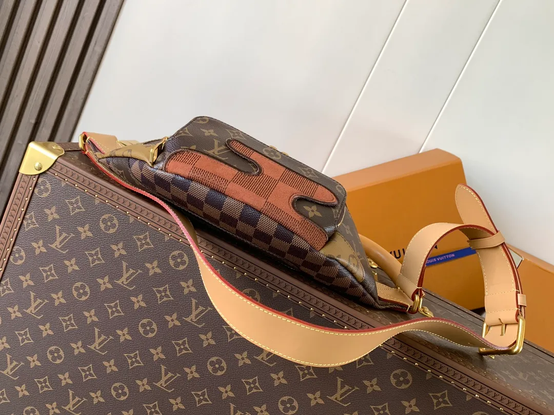 💰1180 Top original order M15271 Top original order Transcoding chip 163C This Rush waist bag is a deep Monogram canvas body embellished with Damier and Monogram Reverse embroidery patches, making the unique pattern pop out. The adjustable shoulder strap enables you to switch between waist, shoulder or cross-body wear. 30 cm