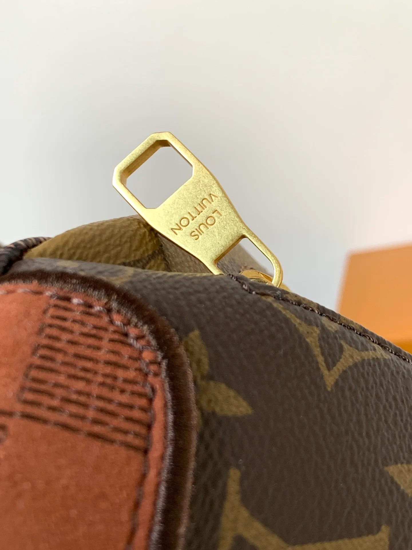 💰1180 Top original order M15271 Top original order Transcoding chip 163C This Rush waist bag is a deep Monogram canvas body embellished with Damier and Monogram Reverse embroidery patches, making the unique pattern pop out. The adjustable shoulder strap enables you to switch between waist, shoulder or cross-body wear. 30 cm