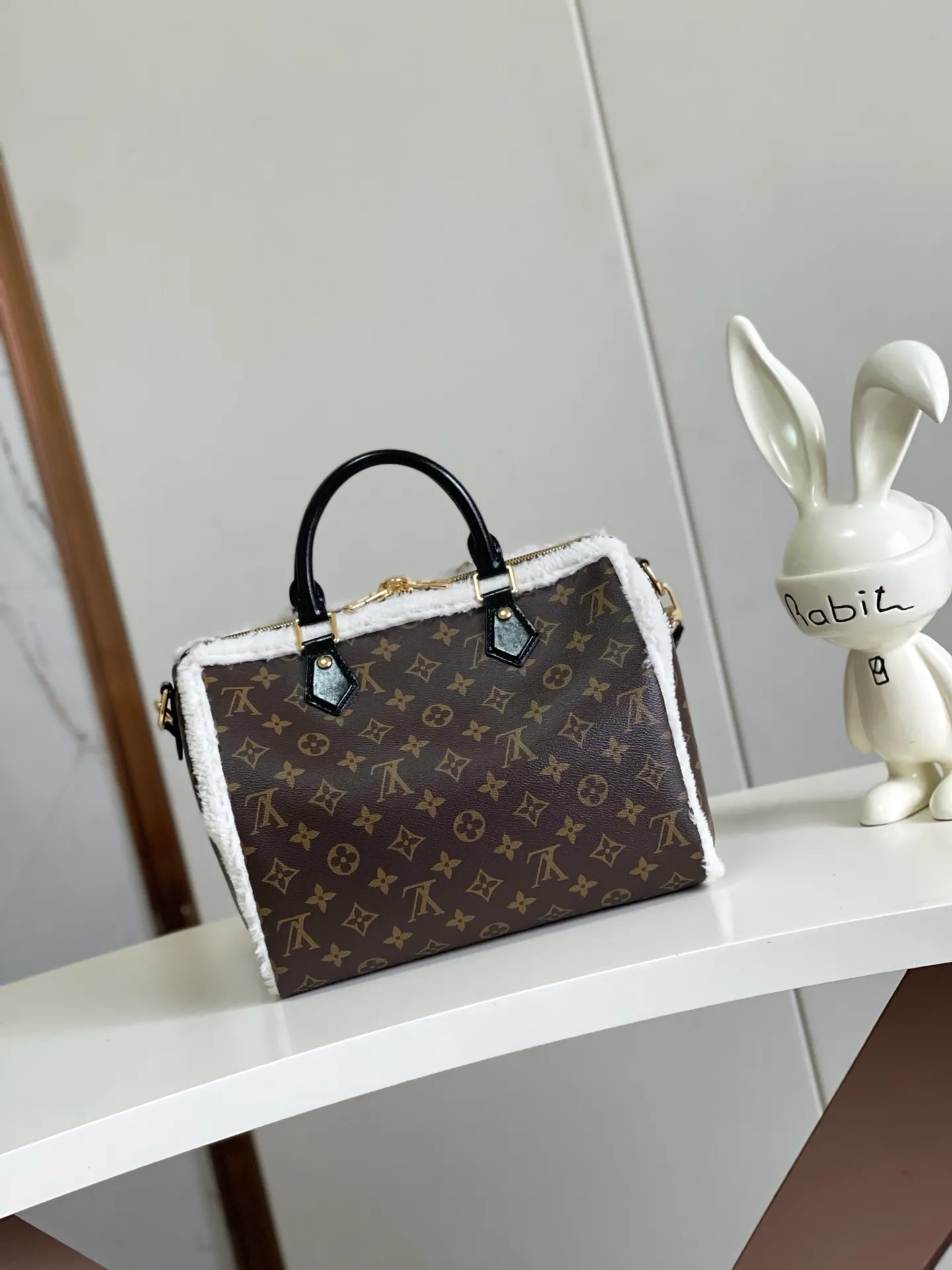 💰1020 Top original M26326 wool pillow bag 163c01 chip This Speedy Soft30 Teddy handbag is made of Monogram canvas with comfortable shearling trim, creating a nostalgic atmosphere. The logo plate highlights the brand's travel heritage and exquisite craftsmanship, and the rolled Toron handle on the top adds functional details. The unique structure shows off the trend of the season, perfect for after-snow styling. Size 30-21-17