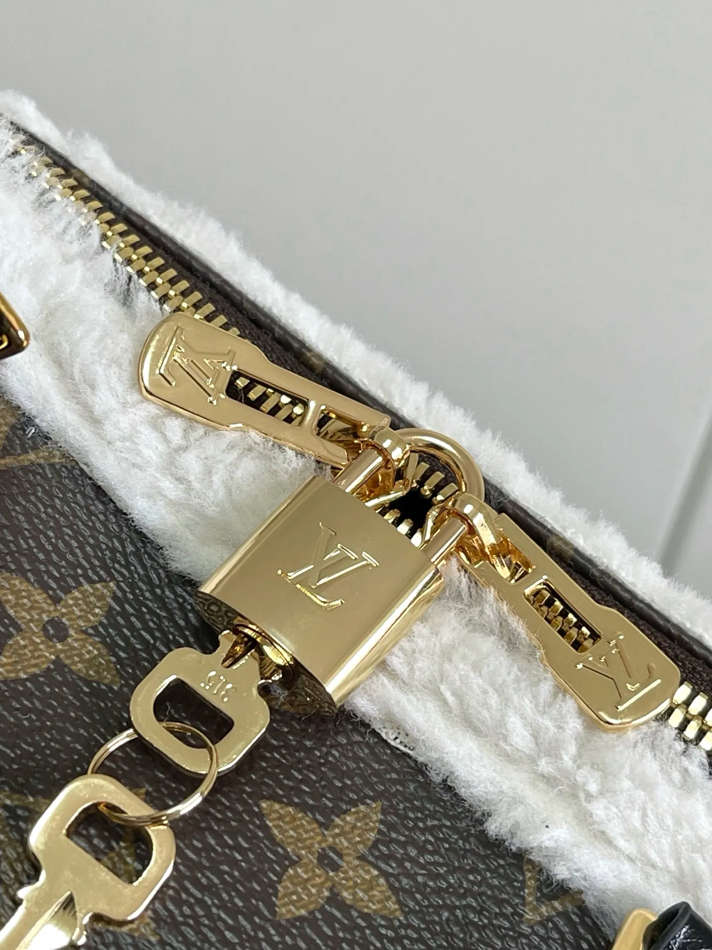 💰1020 Top original M26326 wool pillow bag 163c01 chip This Speedy Soft30 Teddy handbag is made of Monogram canvas with comfortable shearling trim, creating a nostalgic atmosphere. The logo plate highlights the brand's travel heritage and exquisite craftsmanship, and the rolled Toron handle on the top adds functional details. The unique structure shows off the trend of the season, perfect for after-snow styling. Size 30-21-17
