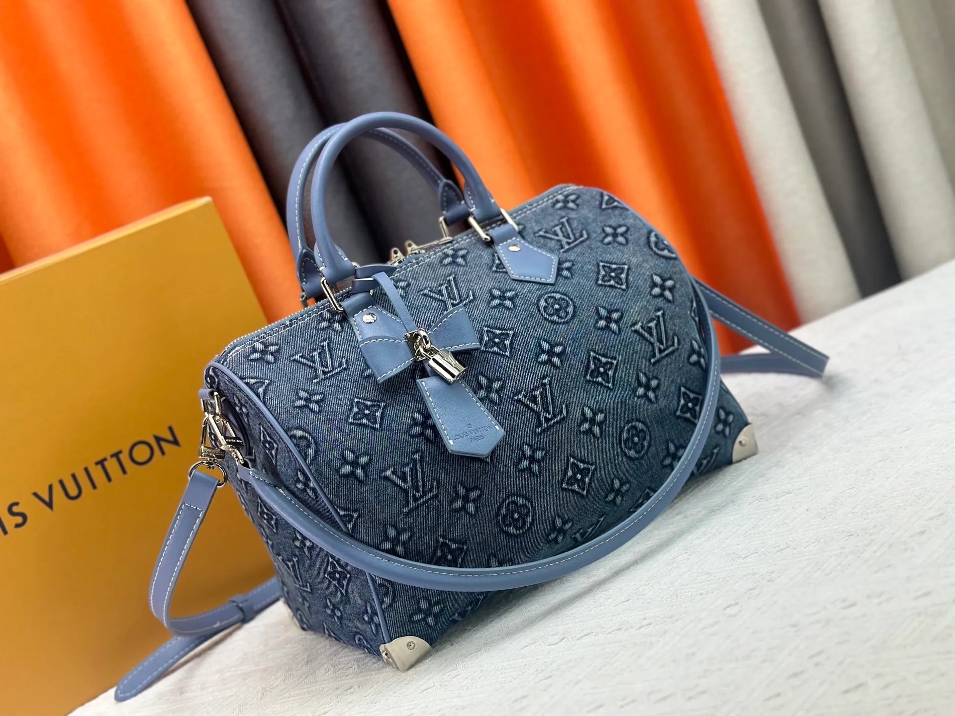 P360 Denim embossed M13805-M13085-M13257 M13806 40391 40390lv Murakami Takashi co-branded NANOSPEEDY handbag This Nano Speedy handbag combines Monogram canvas and cow leather trim printing, with 33 colorful interpretations of white tricolor and black tricolor. It has been launched in twelve pieces and is very popular around the world and is loved by celebrities and celebrities. ​​30.0 x 21.0 x 17.0 cm