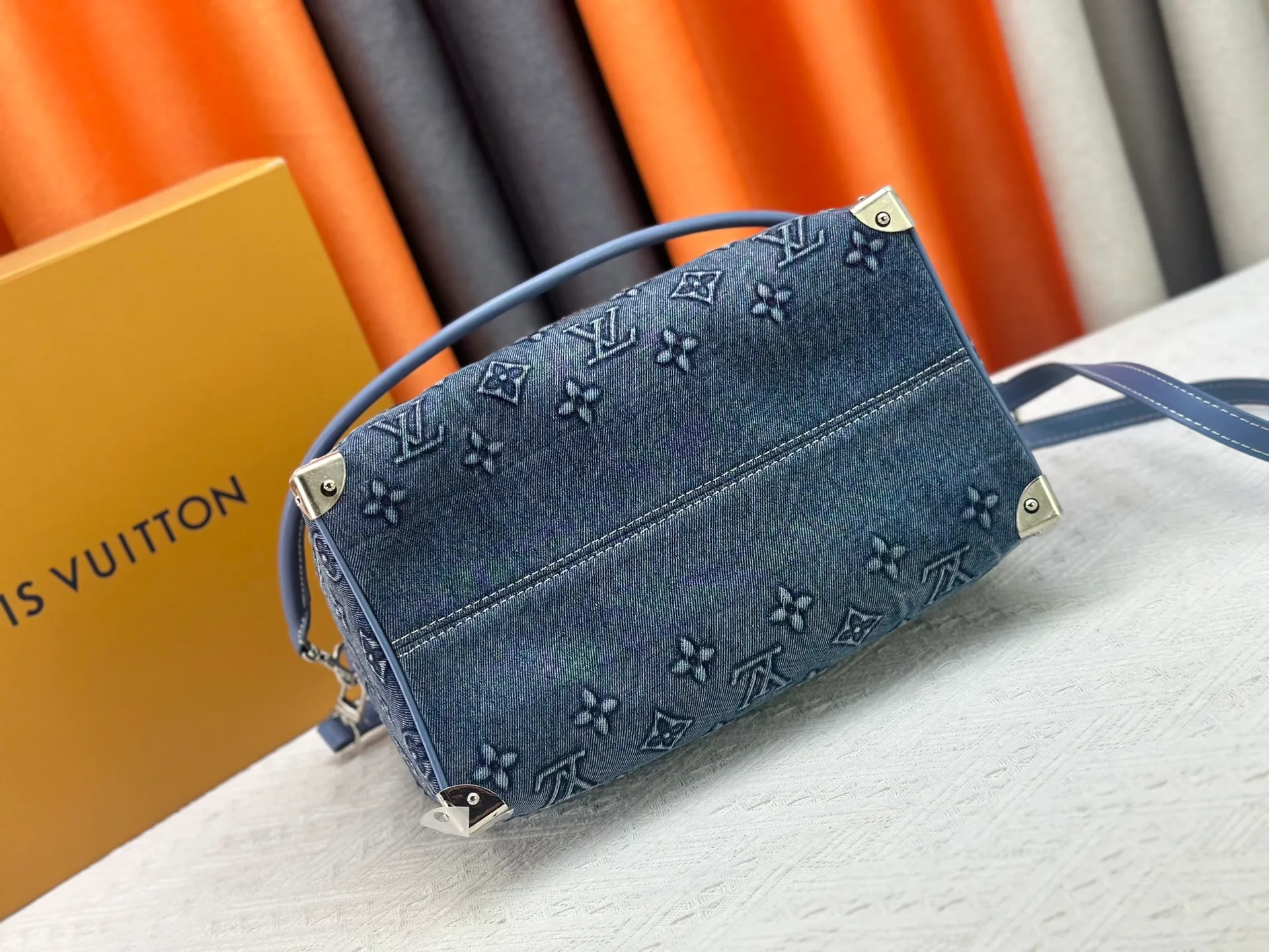 P360 Denim embossed M13805-M13085-M13257 M13806 40391 40390lv Murakami Takashi co-branded NANOSPEEDY handbag This Nano Speedy handbag combines Monogram canvas and cow leather trim printing, with 33 colorful interpretations of white tricolor and black tricolor. It has been launched in twelve pieces and is very popular around the world and is loved by celebrities and celebrities. ​​30.0 x 21.0 x 17.0 cm
