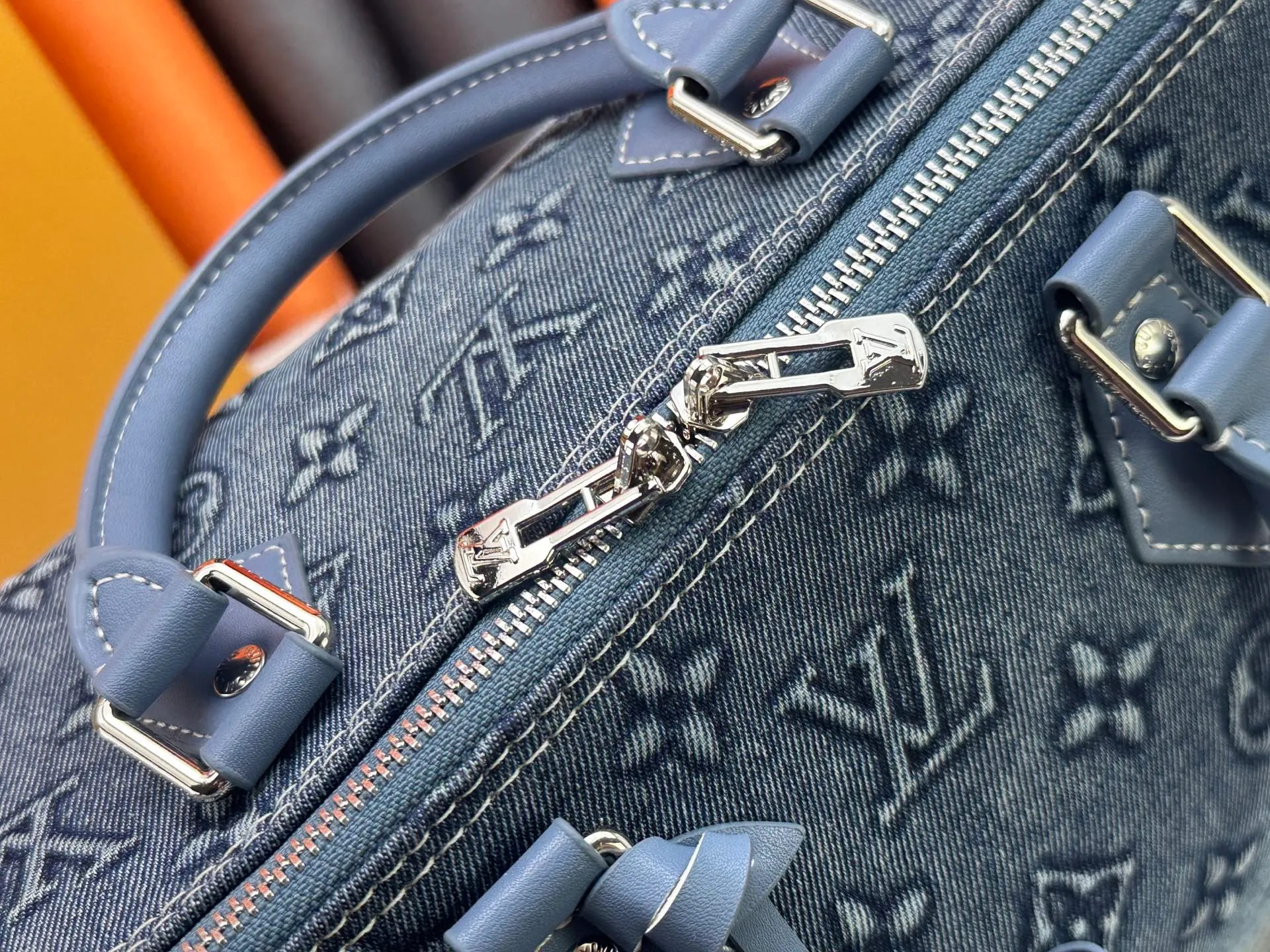 P360 Denim embossed M13805-M13085-M13257 M13806 40391 40390lv Murakami Takashi co-branded NANOSPEEDY handbag This Nano Speedy handbag combines Monogram canvas and cow leather trim printing, with 33 colorful interpretations of white tricolor and black tricolor. It has been launched in twelve pieces and is very popular around the world and is loved by celebrities and celebrities. ​​30.0 x 21.0 x 17.0 cm