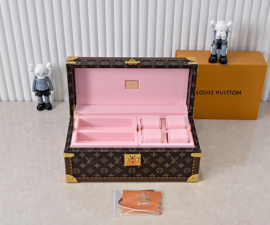 💰1240 Guangzhou top original M20209 treasure box [exclusive photo, upgraded original] can hold watches and jewelry. This treasure box is made of classic Monogram canvas. It is equipped with a removable tray to hide valuables.  -38.0*18.0cm✅ -Two storage layers✅ ​​-Partitioned in the middle. Can store valuables✅ -Push open the automatic pop-up lock✅ -Lined with velvet✅ -Silver metal/hardware✅ -Extreme workmanship, every detail is just right✅ -Purely handmade, every small nail is clearly in place,✅ LOUIS VUITTON hard box is like a treasure box that travels through history. Its sturdiness is a symbol of Louis Vuitton's traditional exquisite craftsmanship✅