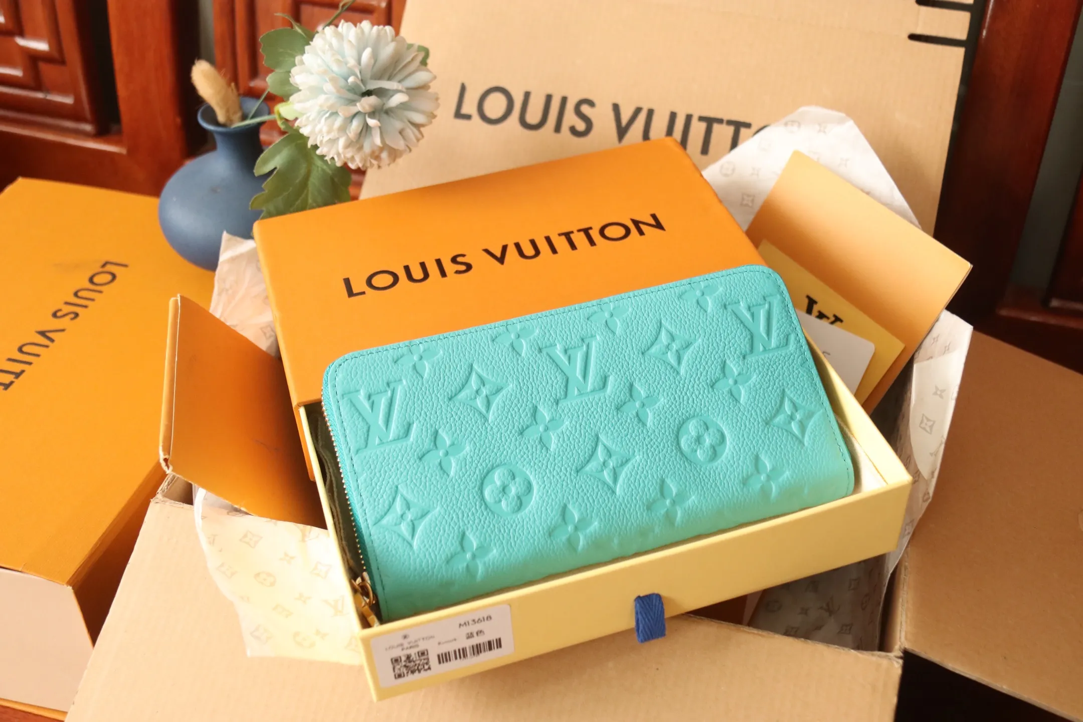 Original quality P600 M13618 rose red Murakami Takashi collaboration series is one of the representative works of Louis Vuitton. This Zippy zipper wallet is made of Monogram canvas and is practical. It contains spacious compartments, a zippered coin pocket and multiple credit card slots. Named for its secure wraparound zipper, the wallet is lined with grained leather. Fully functional, it can also be used as a clutch. 19.5 x 10.5 x 2.5 cm (length x height x width)