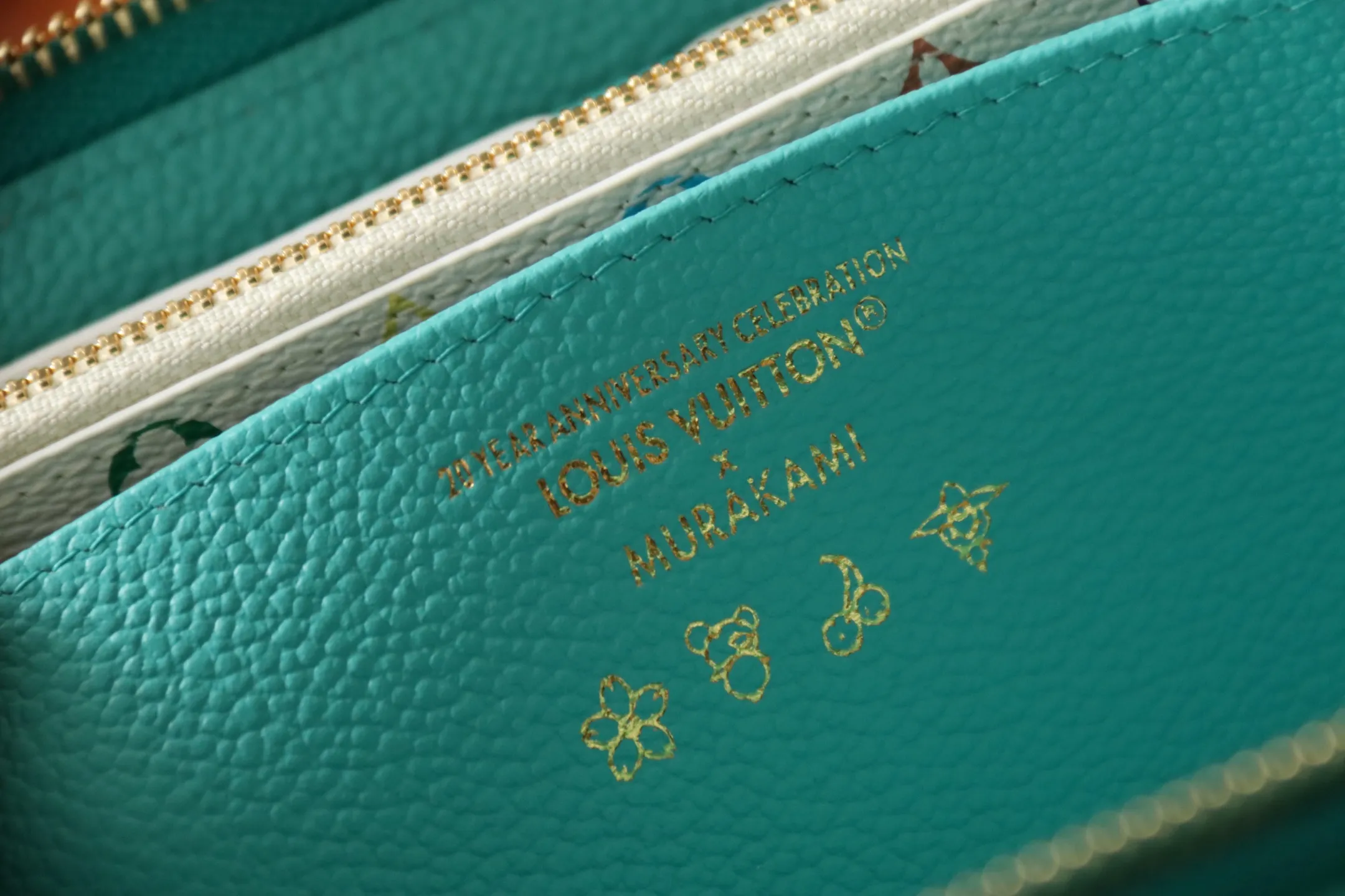Original quality P600 M13618 rose red Murakami Takashi collaboration series is one of the representative works of Louis Vuitton. This Zippy zipper wallet is made of Monogram canvas and is practical. It contains spacious compartments, a zippered coin pocket and multiple credit card slots. Named for its secure wraparound zipper, the wallet is lined with grained leather. Fully functional, it can also be used as a clutch. 19.5 x 10.5 x 2.5 cm (length x height x width)