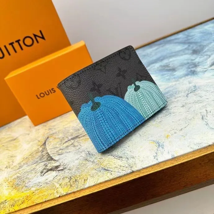 P110 M60895 This slim and practical LV x YK Slender wallet gives the new Louis Vuitton x Yayoi Kusama joint series a dazzling new look. The style is sewn with Monogram Eclipse Reverse canvas and printed with pumpkin patterns that are common in the works of Japanese art pioneer Yayoi Kusama, using bright colors to symbolize the warmth and optimism these works symbolize. The classic wallet is reinterpreted as a work of art, making it the perfect gift for art lovers. 11 x 8.5 x 2 cm (Length x Height x Width) Monogram Eclipse Reverse coated canvas with colorful pumpkin pattern cowhide trim and interior LV x YK logo 8 business card slots Compartment for banknotes