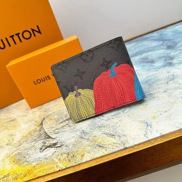 P110 M60895 This slim and practical LV x YK Slender wallet gives the new Louis Vuitton x Yayoi Kusama joint series a dazzling new look. The style is sewn with Monogram Eclipse Reverse canvas and printed with pumpkin patterns that are common in the works of Japanese art pioneer Yayoi Kusama, using bright colors to symbolize the warmth and optimism these works symbolize. The classic wallet is reinterpreted as a work of art, making it the perfect gift for art lovers. 11 x 8.5 x 2 cm (Length x Height x Width) Monogram Eclipse Reverse coated canvas with colorful pumpkin pattern cowhide trim and interior LV x YK logo 8 business card slots Compartment for banknotes