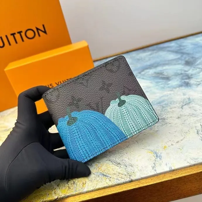 P110 M60895 This slim and practical LV x YK Slender wallet gives the new Louis Vuitton x Yayoi Kusama joint series a dazzling new look. The style is sewn with Monogram Eclipse Reverse canvas and printed with pumpkin patterns that are common in the works of Japanese art pioneer Yayoi Kusama, using bright colors to symbolize the warmth and optimism these works symbolize. The classic wallet is reinterpreted as a work of art, making it the perfect gift for art lovers. 11 x 8.5 x 2 cm (Length x Height x Width) Monogram Eclipse Reverse coated canvas with colorful pumpkin pattern cowhide trim and interior LV x YK logo 8 business card slots Compartment for banknotes