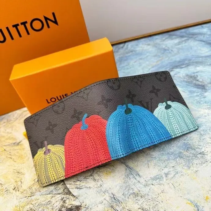 P110 M60895 This slim and practical LV x YK Slender wallet gives the new Louis Vuitton x Yayoi Kusama joint series a dazzling new look. The style is sewn with Monogram Eclipse Reverse canvas and printed with pumpkin patterns that are common in the works of Japanese art pioneer Yayoi Kusama, using bright colors to symbolize the warmth and optimism these works symbolize. The classic wallet is reinterpreted as a work of art, making it the perfect gift for art lovers. 11 x 8.5 x 2 cm (Length x Height x Width) Monogram Eclipse Reverse coated canvas with colorful pumpkin pattern cowhide trim and interior LV x YK logo 8 business card slots Compartment for banknotes